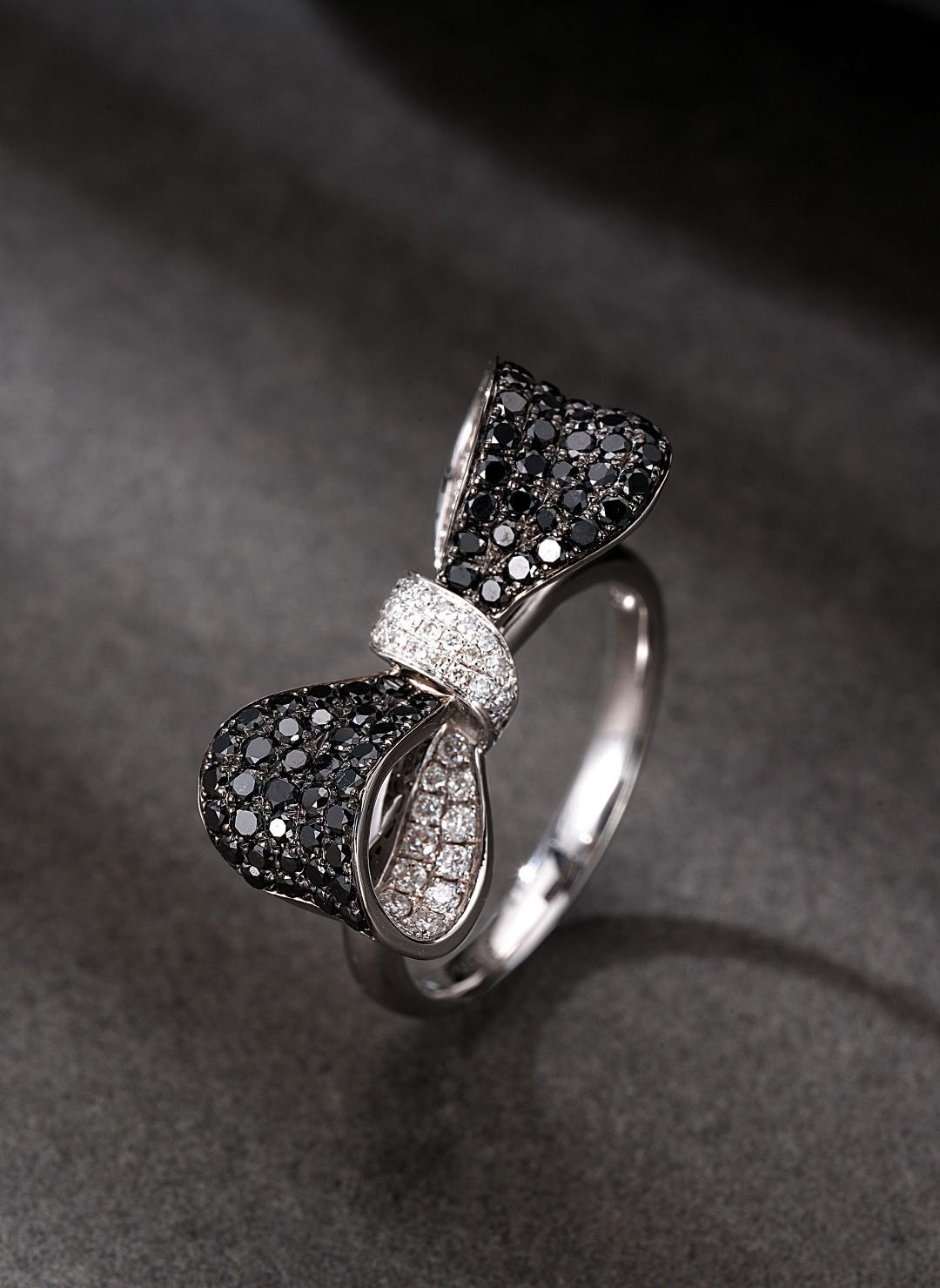 Anello Bow-Tie in oro bianco 18 carati con diamanti naturali bianchi e neri In condizioni Nuovo in vendita a Hong Kong, HK