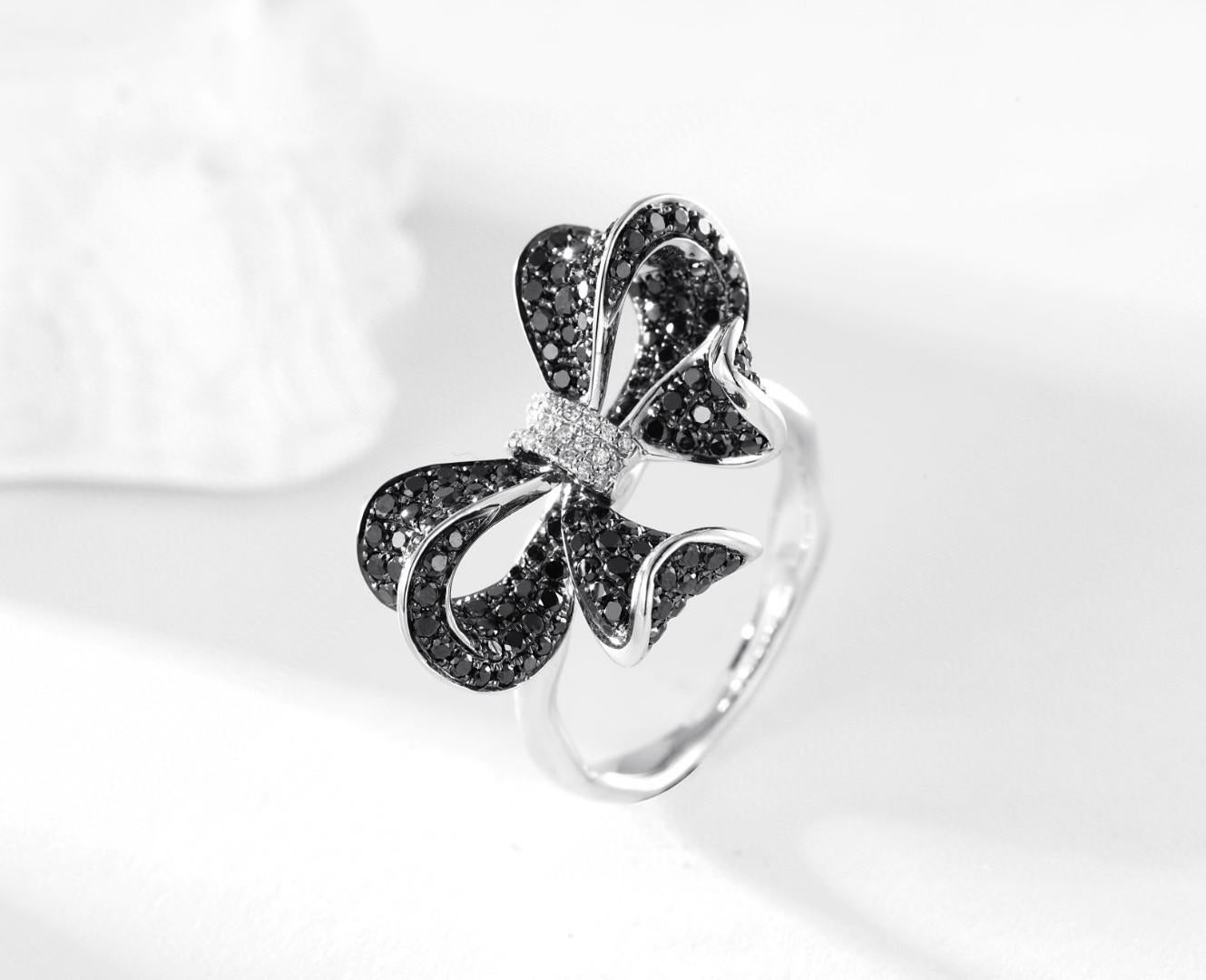 18K White Gold Bow Tie Ring with Natural Black and White Diamonds In New Condition For Sale In Hong Kong, HK