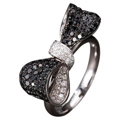 Anello Bow-Tie in oro bianco 18 carati con diamanti naturali bianchi e neri