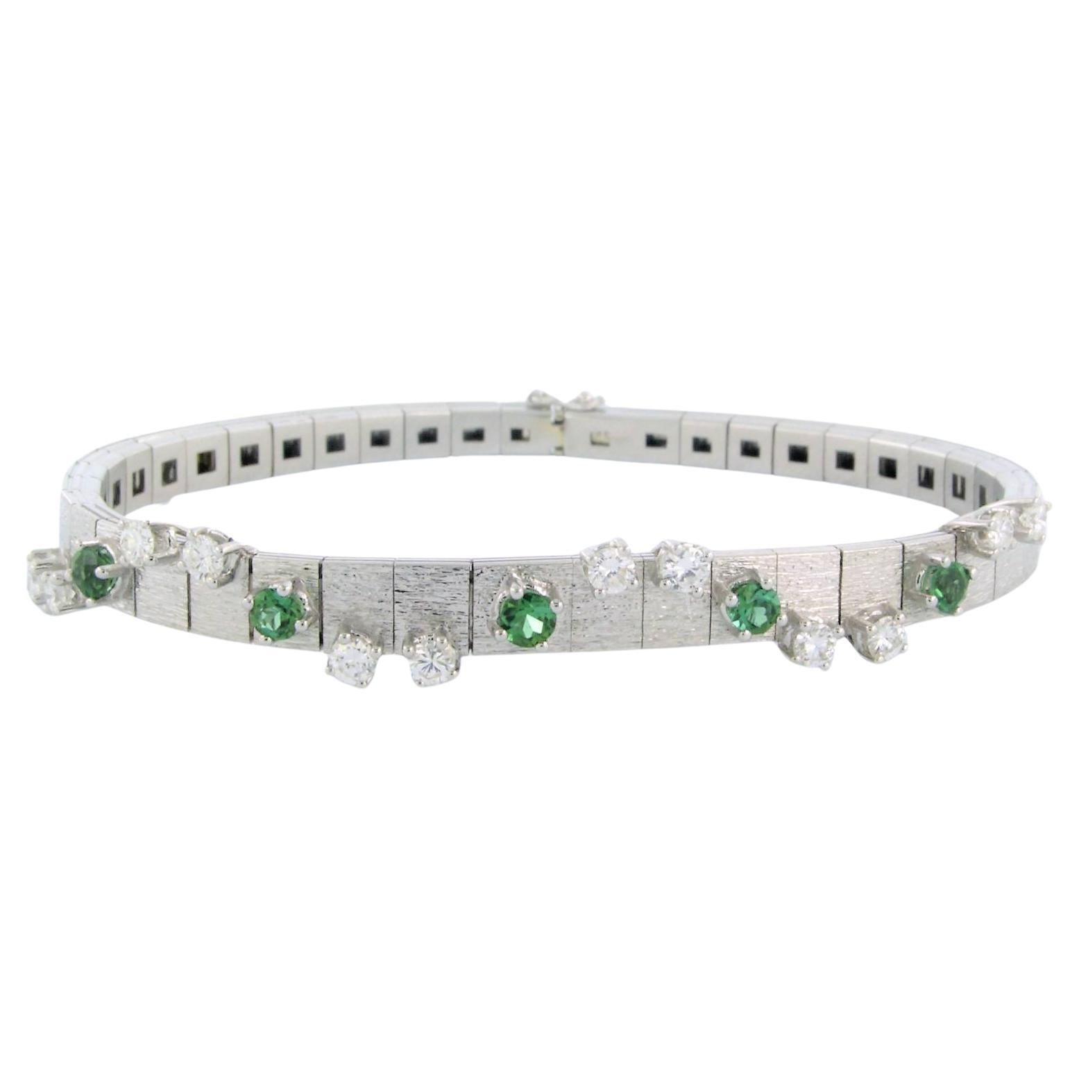 18k white gold bracelet set with tsavorite and brilliant cut diamonds. 1.00ct 