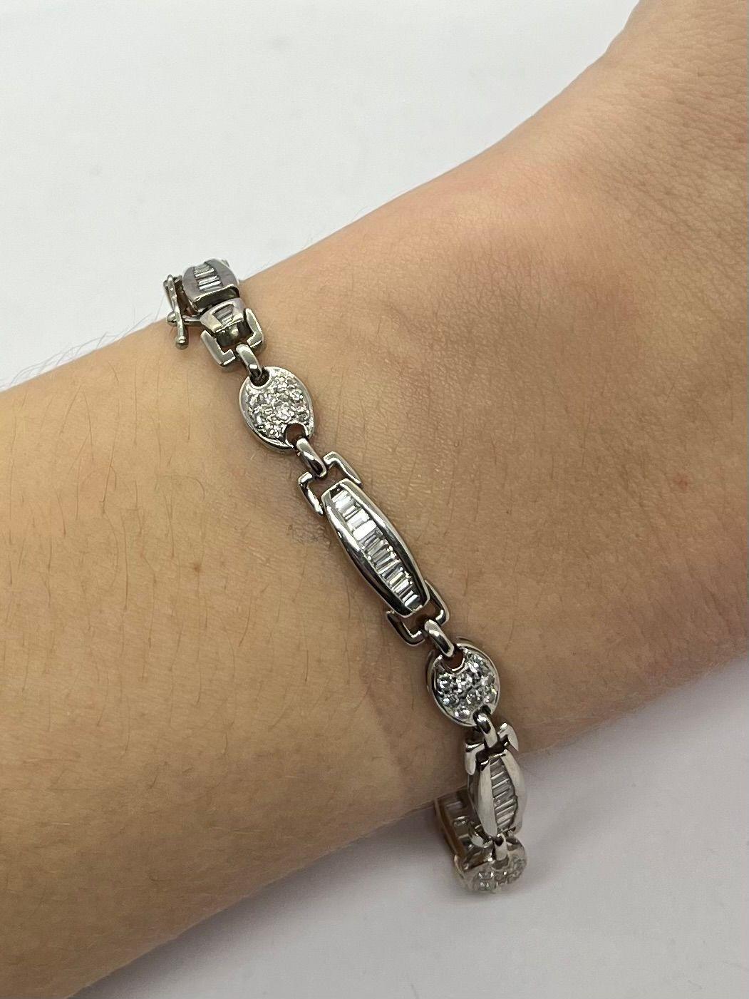 Esta elegante pulsera está elaborada en lujoso oro blanco de 18 quilates (750/1000) y adornada con una impresionante combinación de diamantes naturales de talla redonda y baguette. Con un peso total de diamantes de 2,5 quilates, brilla