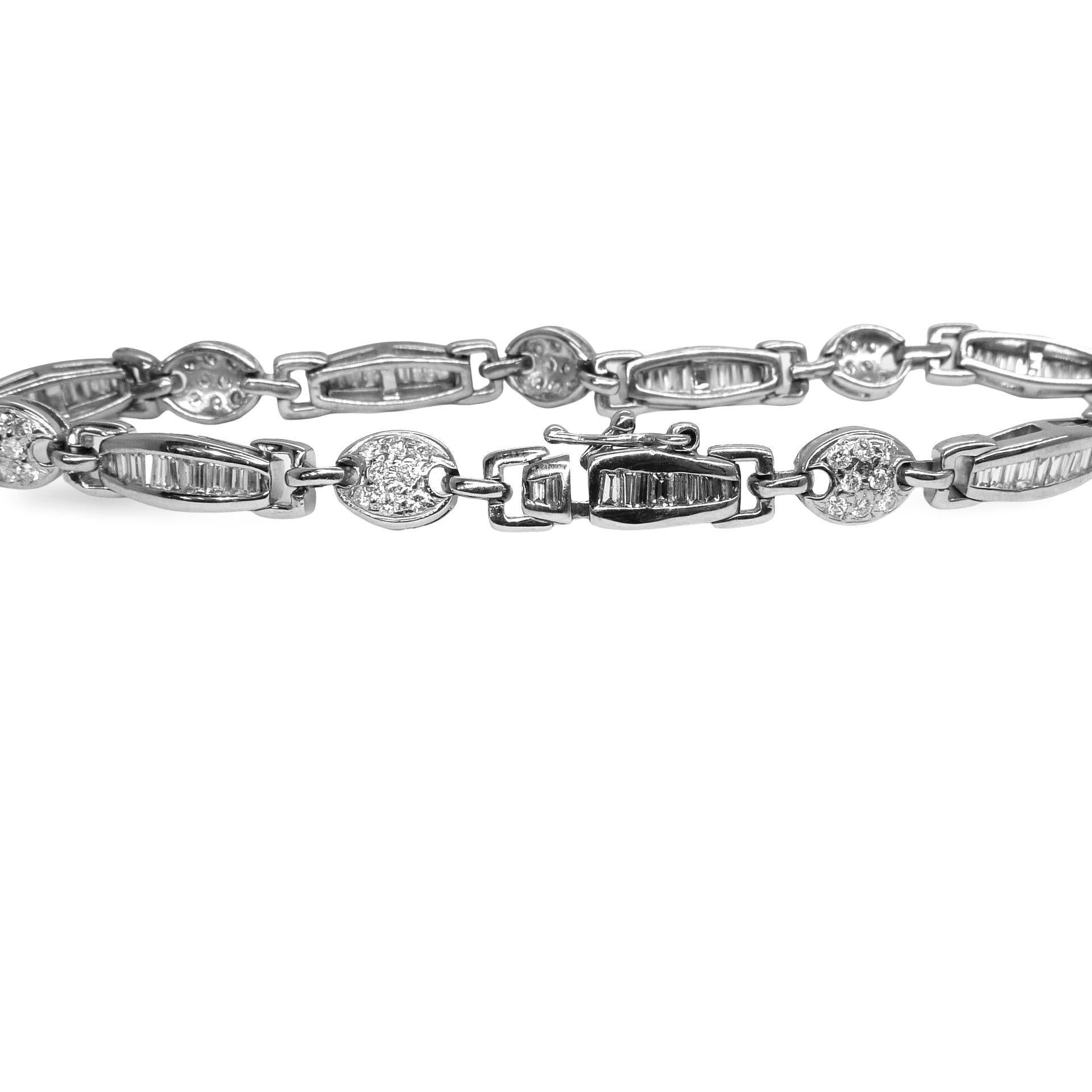 Pulsera de oro blanco de 18 quilates con diamantes de 2,5 quilates Art Decó en venta
