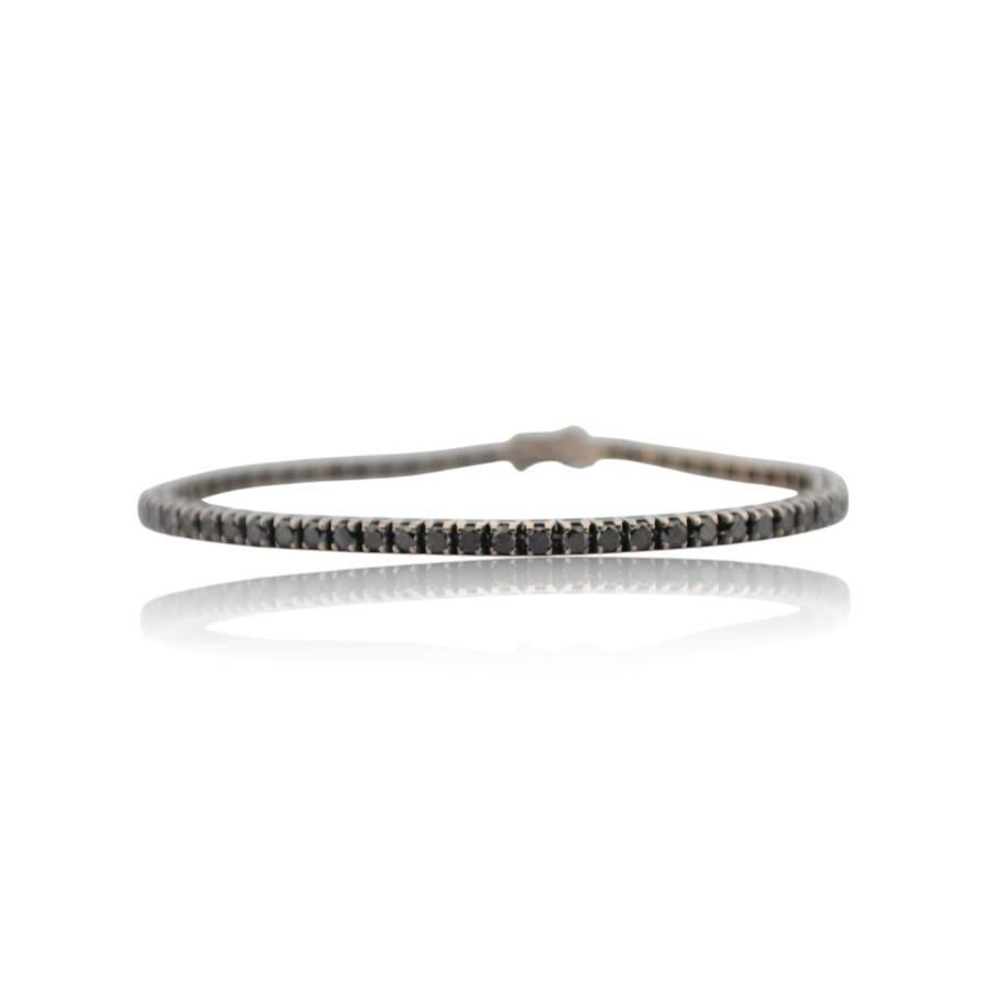 L'élégance audacieuse rencontre l'artisanat raffiné dans ce captivant bracelet en or blanc 18 carats, orné de 66 diamants noirs naturels qui exhalent le mystère, la force et la sophistication. Conçue pour ceux qui apprécient l'extraordinaire, cette