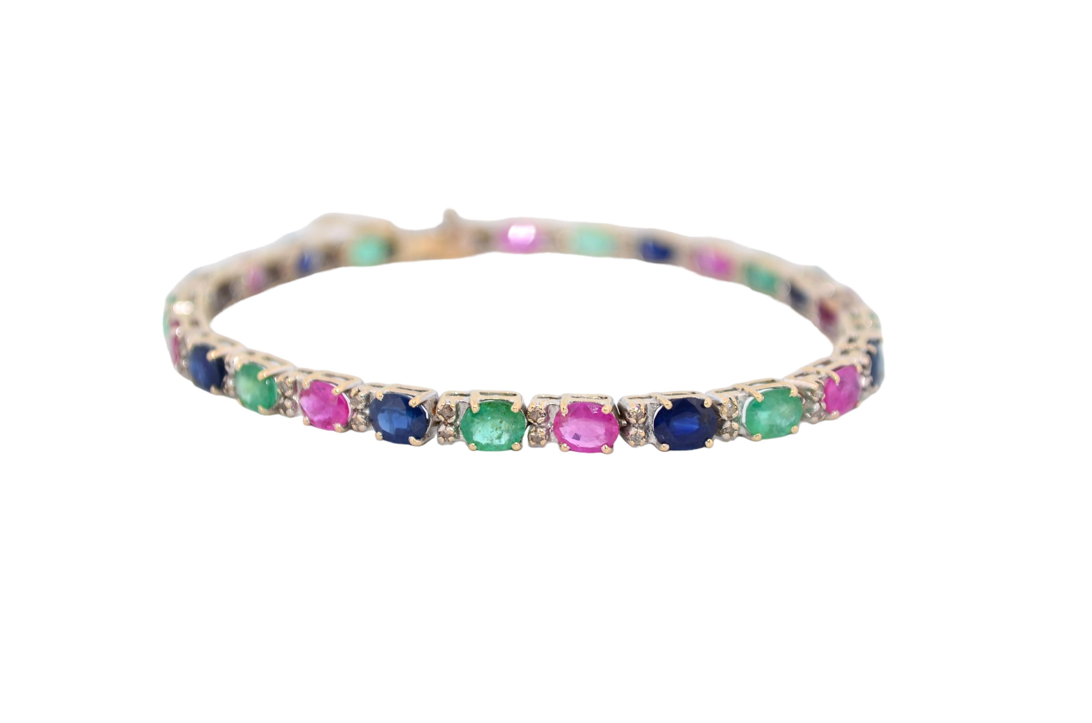 Questo bracciale in oro giallo 18 carati con diamanti e pietre preziose è un'abbagliante fusione di lusso e colori vivaci. La tonalità ricca e calda dell'oro giallo 18 carati funge da sfondo perfetto per i diamanti scintillanti e una serie di pietre