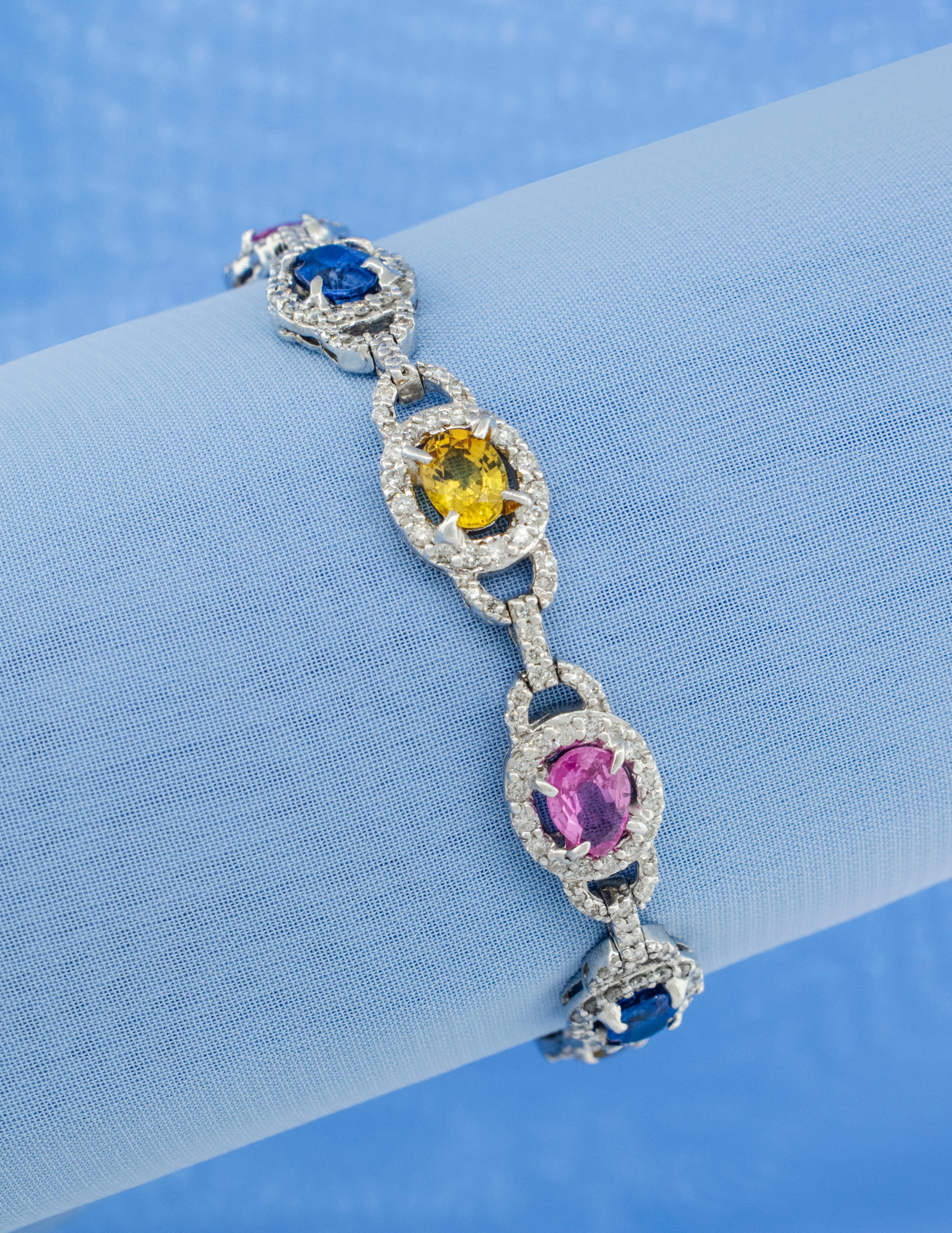 Bracelet de dame en or blanc 18 carats, saphir et diamant, avec saphirs de couleur. Ce bracelet se compose de  10 saphirs de taille ovale dans des teintes profondes de rose, jaune et bleu. Les 10 saphirs ovales pèsent environ 8 carats au total.
