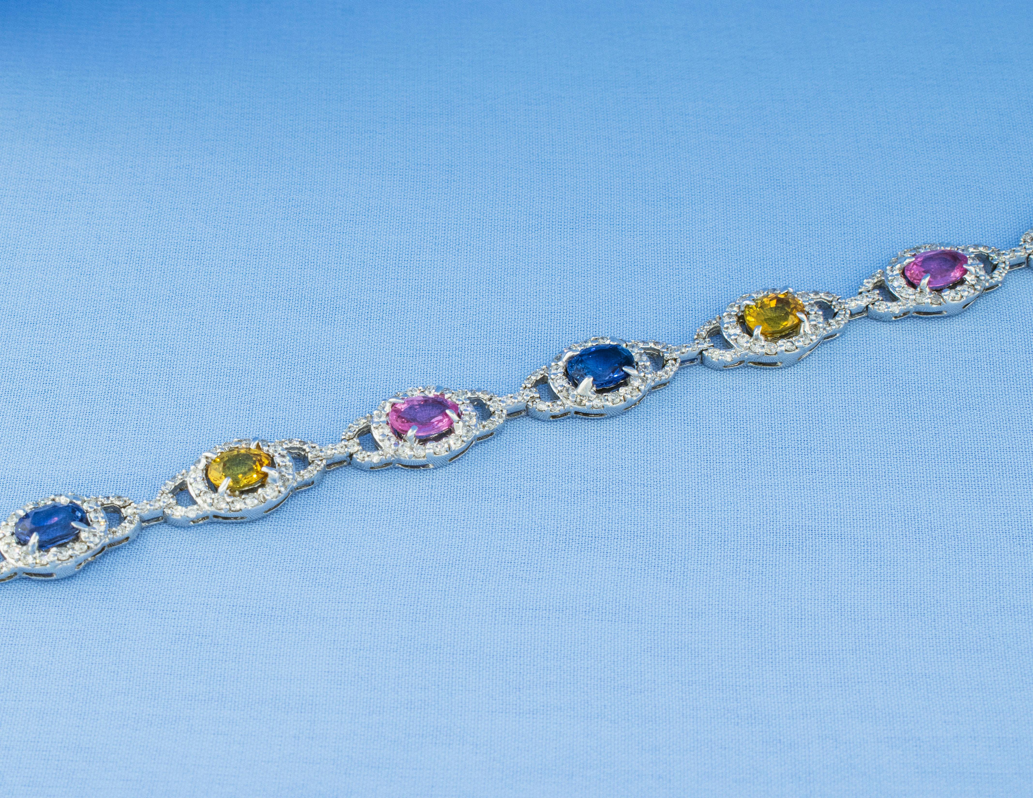 Contemporain Bracelet en or blanc 18 carats avec saphirs roses, jaunes et bleus fantaisie et diamants en vente
