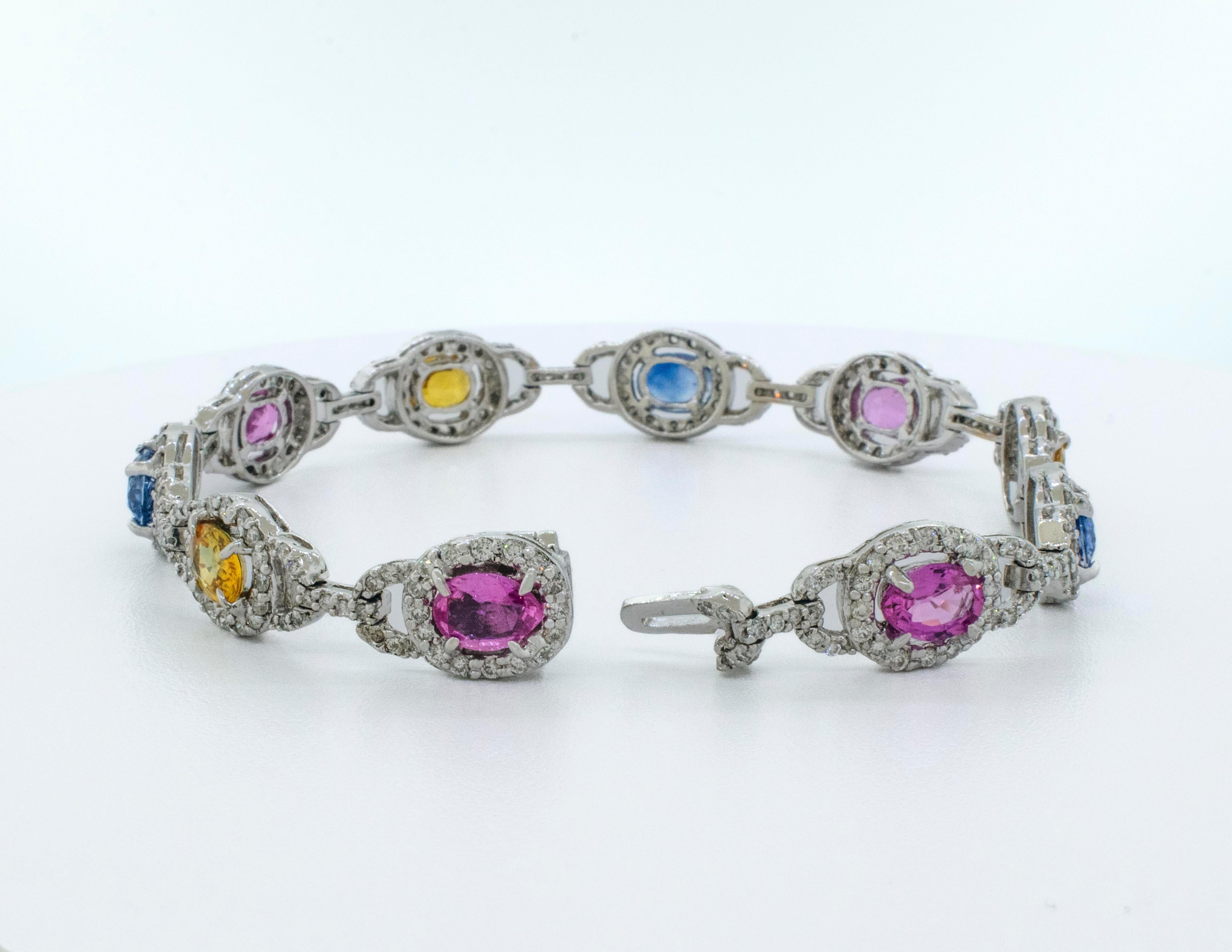 Taille ovale Bracelet en or blanc 18 carats avec saphirs roses, jaunes et bleus fantaisie et diamants en vente