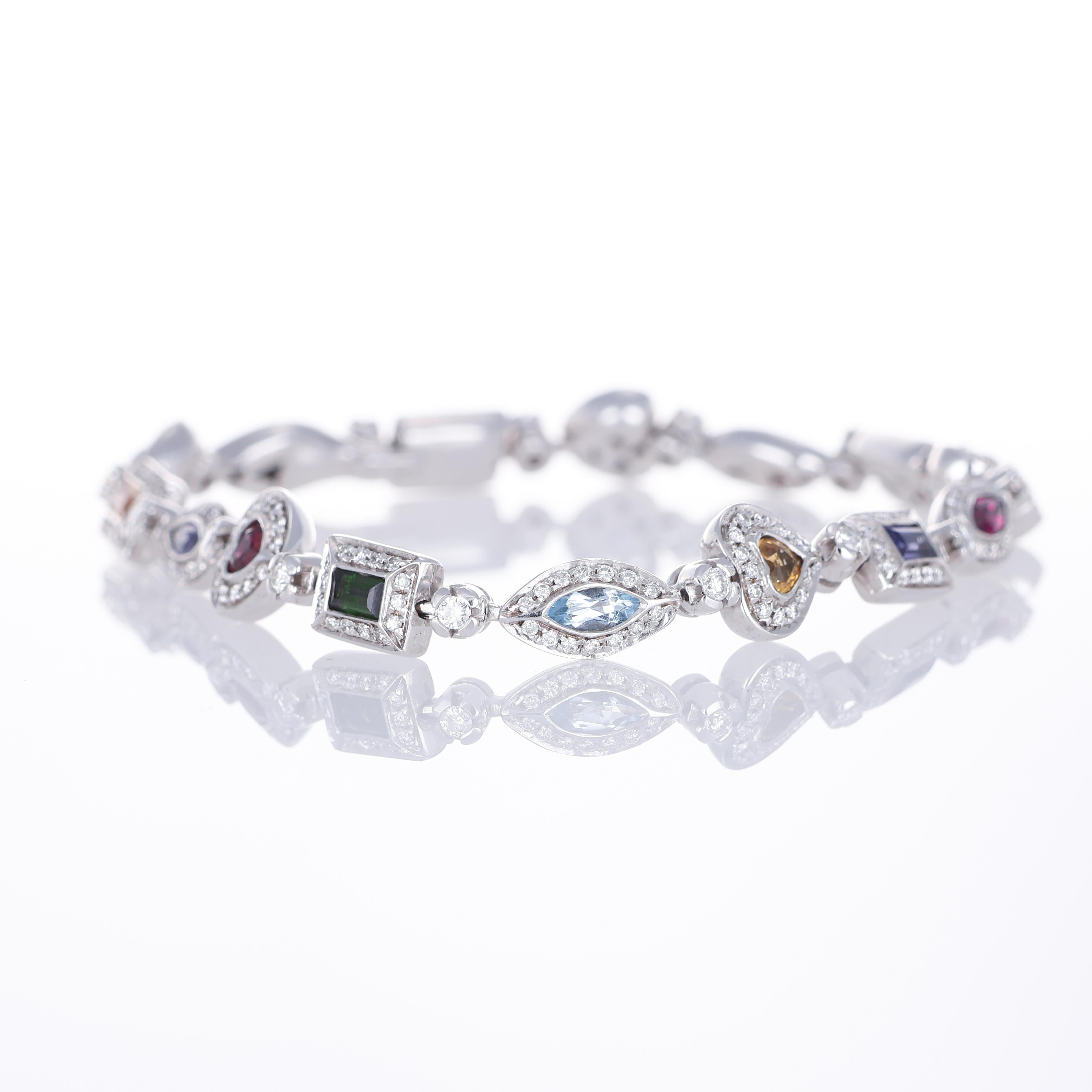Un bracciale elegante e vibrante realizzato in oro bianco 18 carati, con una serie di pietre dure meticolosamente incastonate e completate da 1,38 carati di diamanti bianchi naturali con taglio a brillante. Il design raffinato è ulteriormente