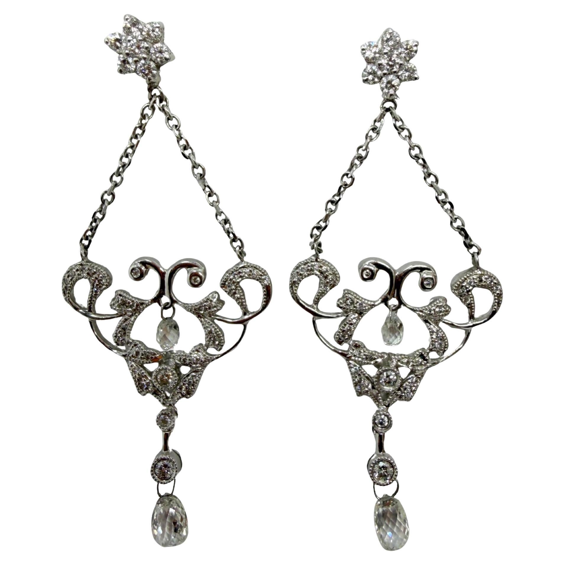Boucles d
oreilles pendantes chandelier en or blanc 18 carats avec briolette et diamant