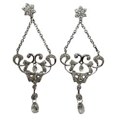 Boucles d
oreilles pendantes chandelier en or blanc 18 carats avec briolette et diamant