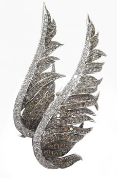 Broche de oro blanco de 18 quilates de alas talladas con diamantes incrustados