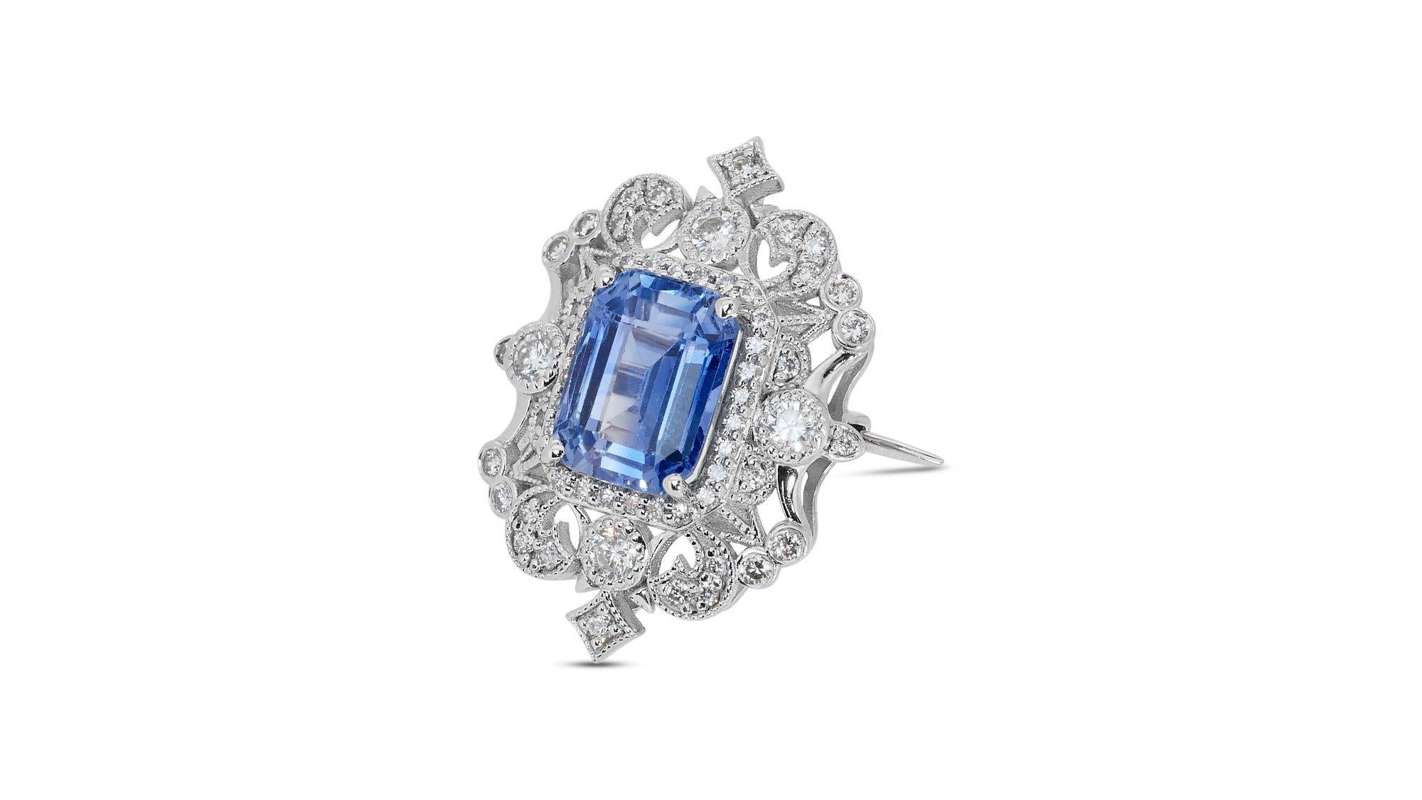 18k White Gold Brooch w/ 5.65 ct Sapphire and Natural Diamonds GIA Certificate In New Condition For Sale In רמת גן, IL