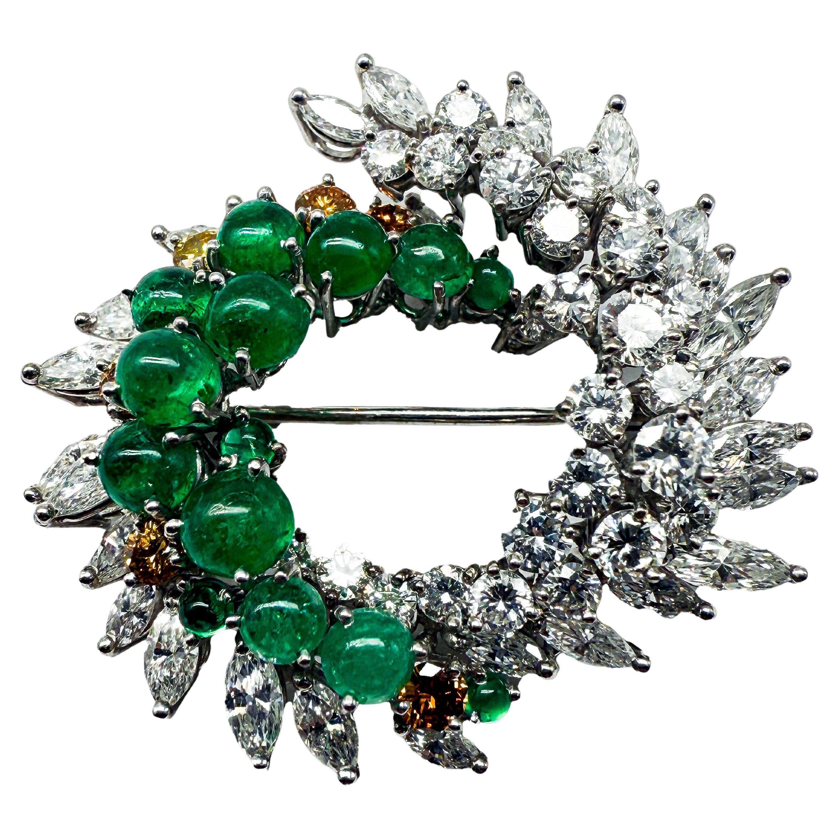 Broche de oro blanco de 18 quilates con diamantes amarillos y blancos y esmeraldas