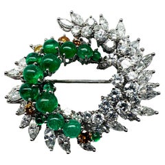 Broche de oro blanco de 18 quilates con diamantes amarillos y blancos y esmeraldas