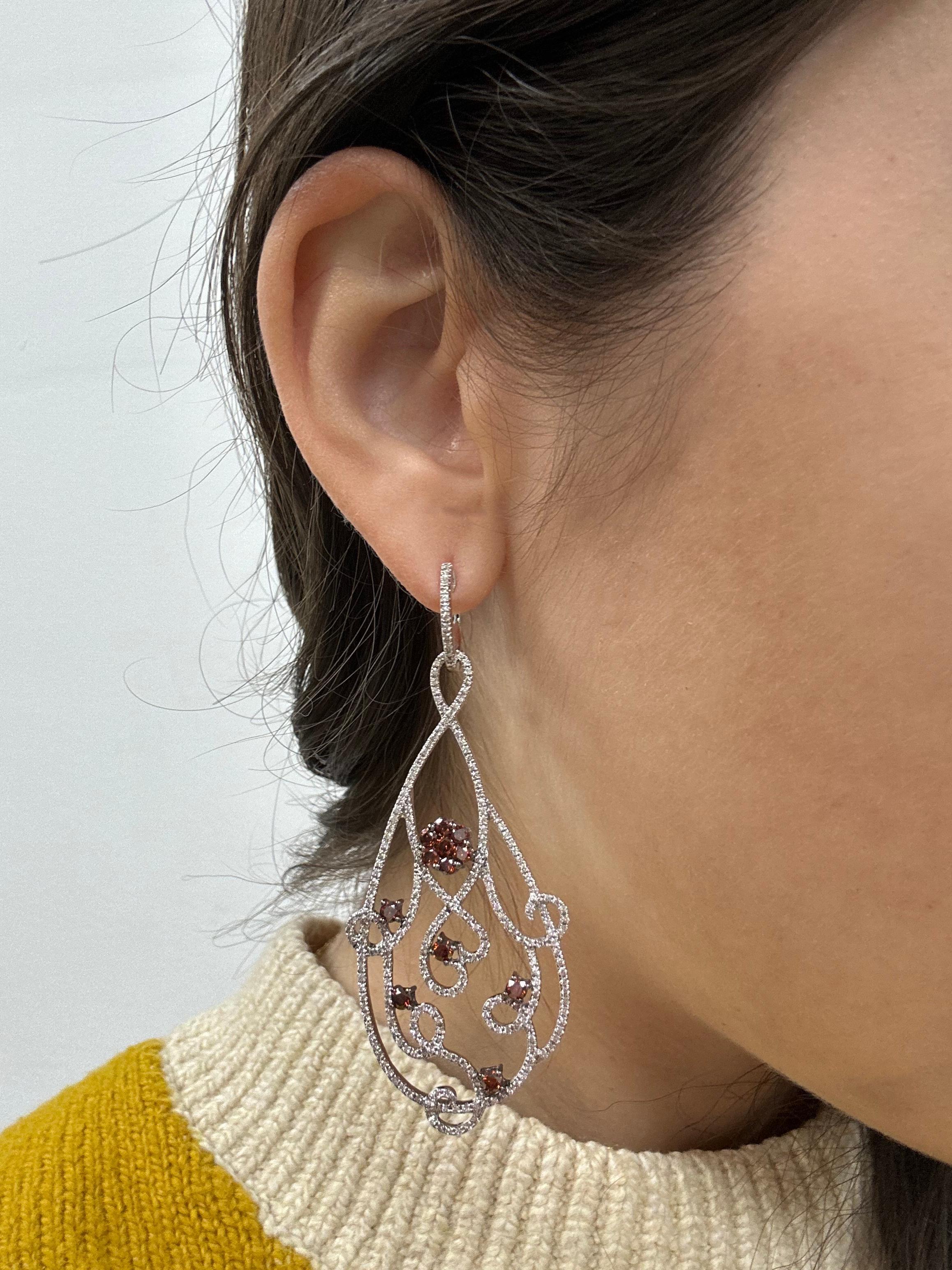 Orecchini a goccia con diamanti bianchi e marroni in oro bianco 18K
Condit: In buone condizioni, con qualche lieve usura superficiale dovuta all'età.
Lunghezza: 2,75 pollici
Larghezza: 1 pollice
Marketing: 