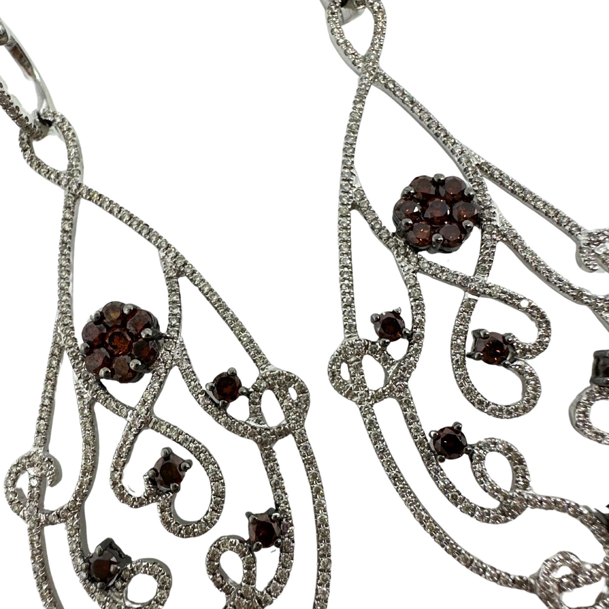 Donna Orecchini a goccia con diamanti bianchi e marroni in oro bianco 18K in vendita