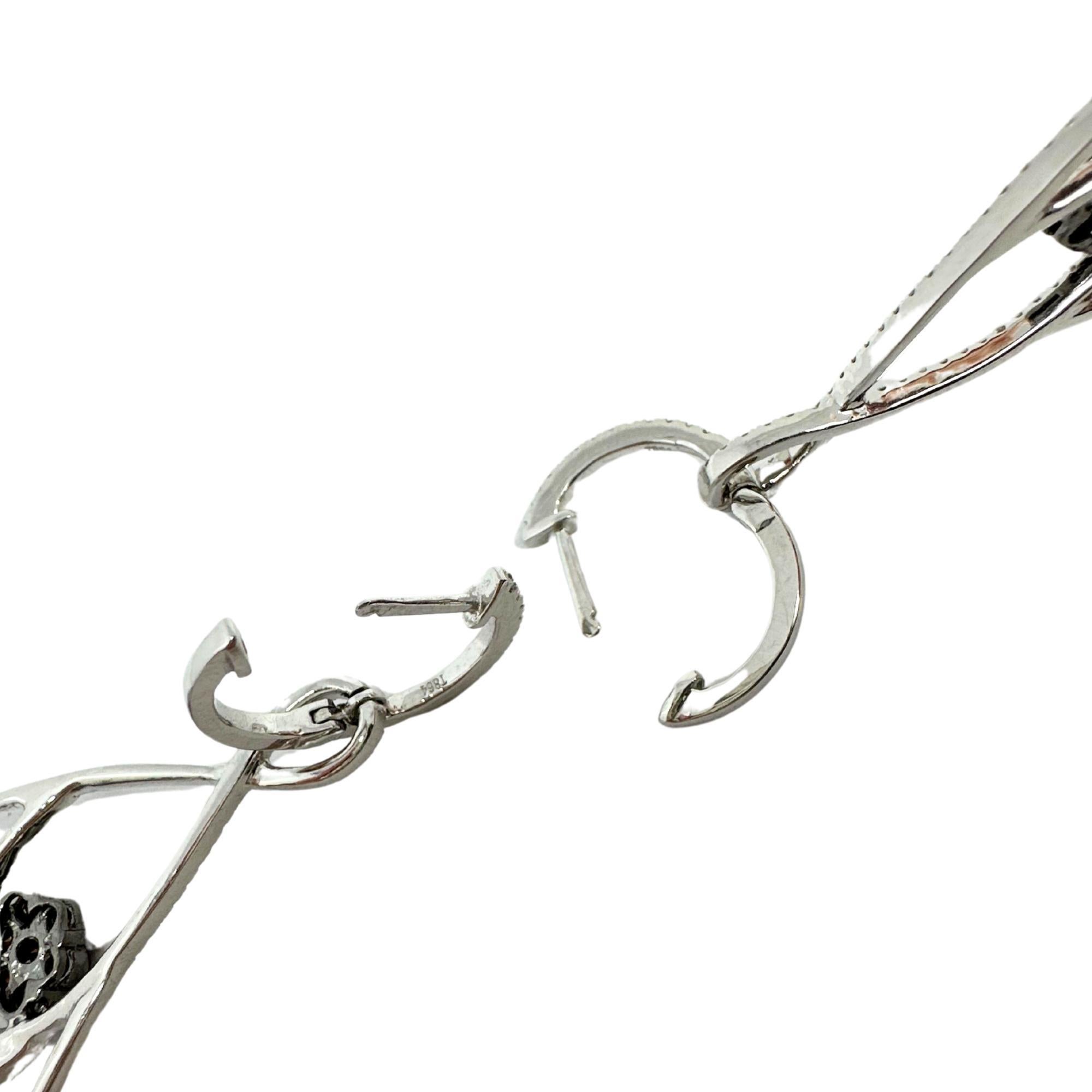 Orecchini a goccia con diamanti bianchi e marroni in oro bianco 18K in vendita 1