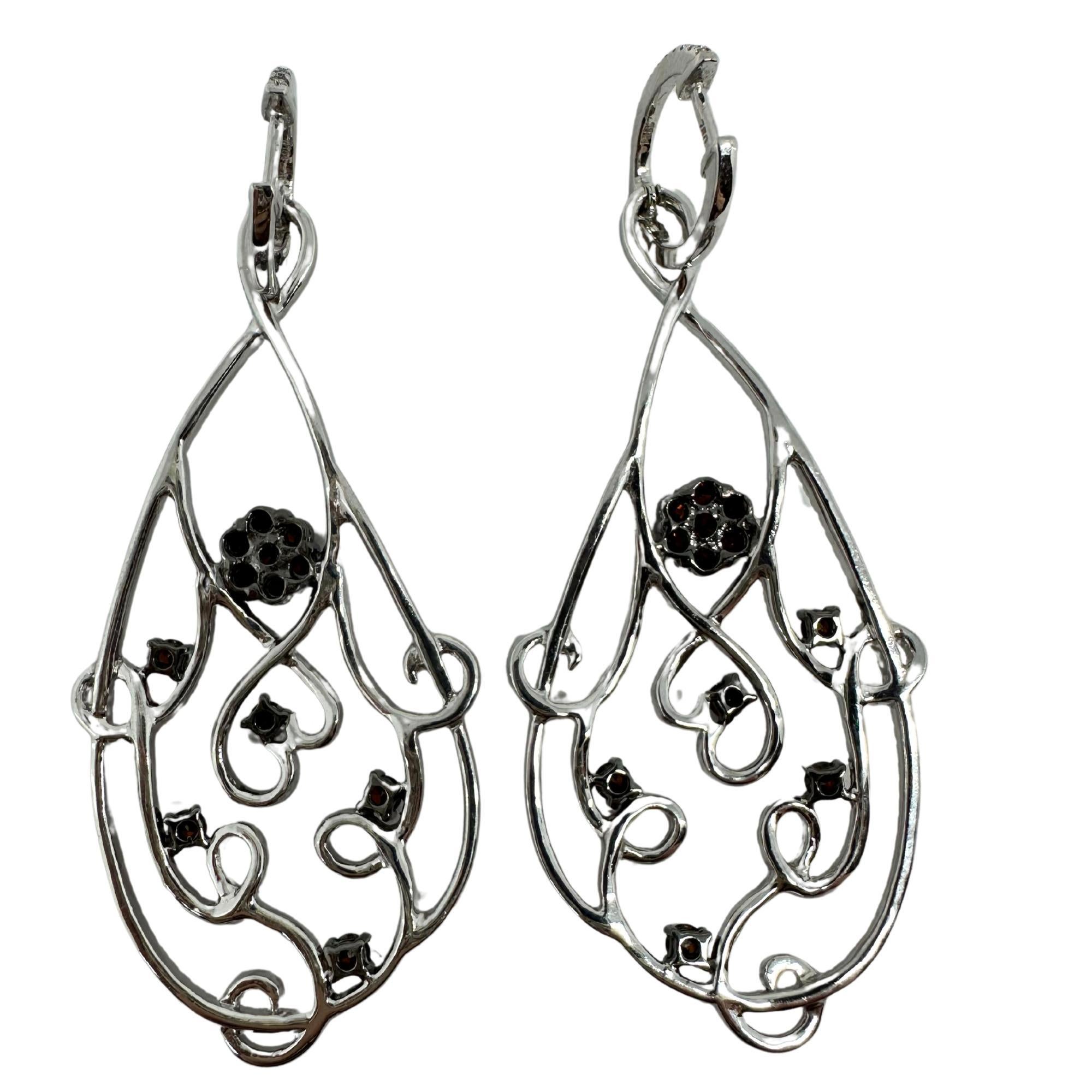 Orecchini a goccia con diamanti bianchi e marroni in oro bianco 18K in vendita 2