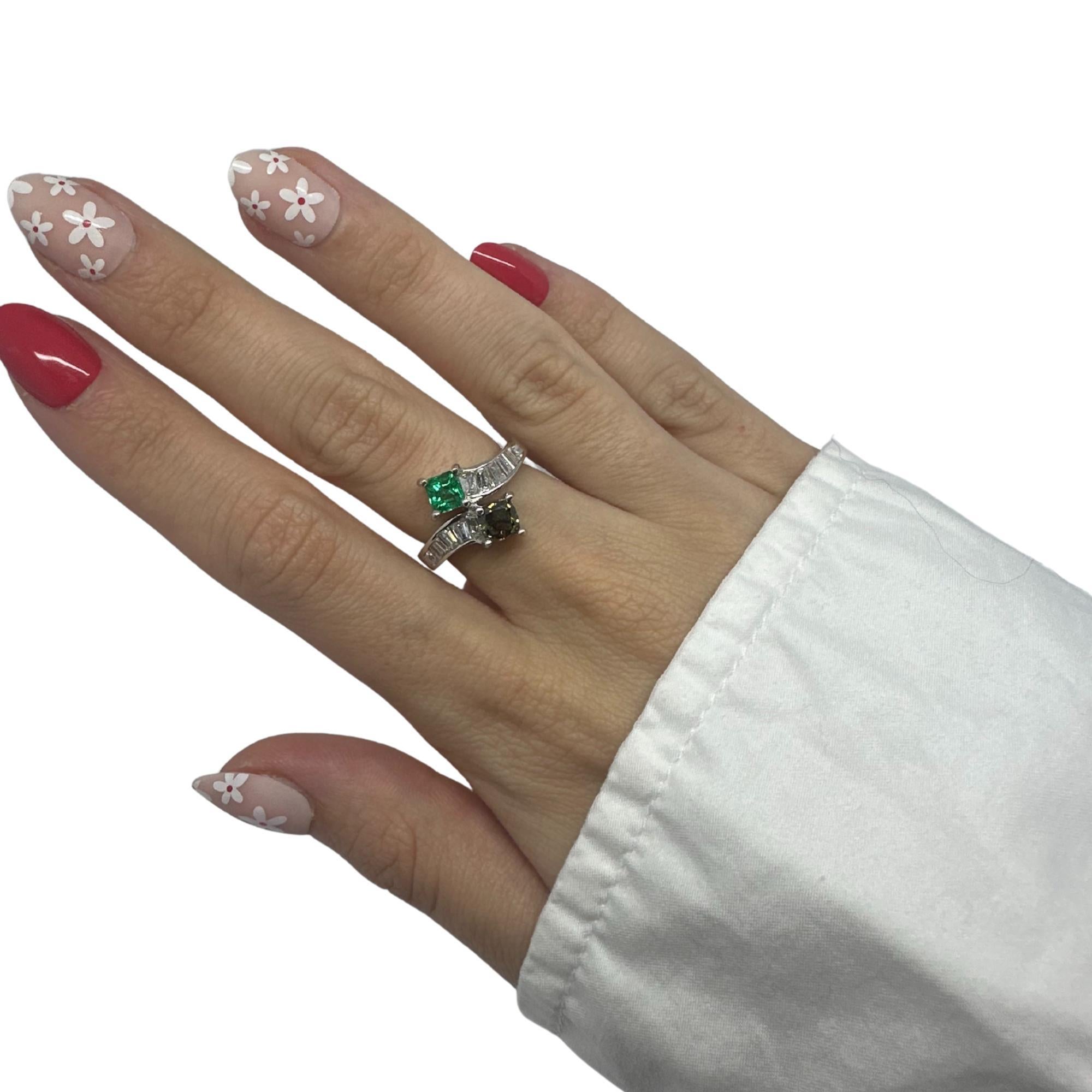 18K White Gold Brown Diamond, Baguette-Cut White Diamond, and Emerald Toi et Moi In Good Condition For Sale In New York, NY
