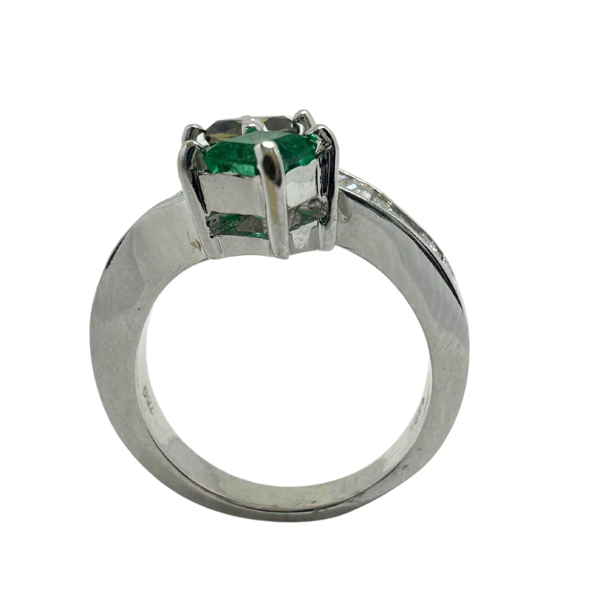 18K White Gold Brown Diamond, Baguette-Cut White Diamond, and Emerald Toi et Moi For Sale 4