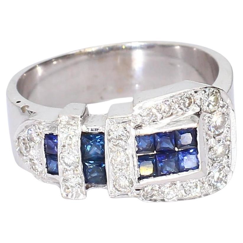 Anello con fibbia in oro bianco 18k con accenti di diamanti e zaffiri