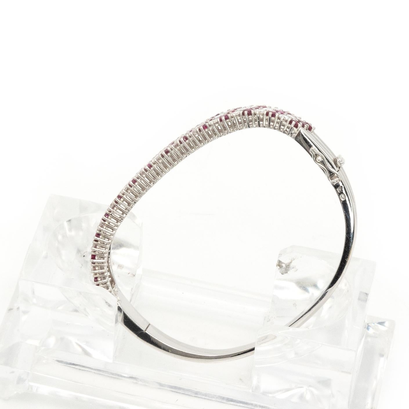 18K Weißgold Burma Rubin und Diamant Scharnier Armreif im Angebot 4