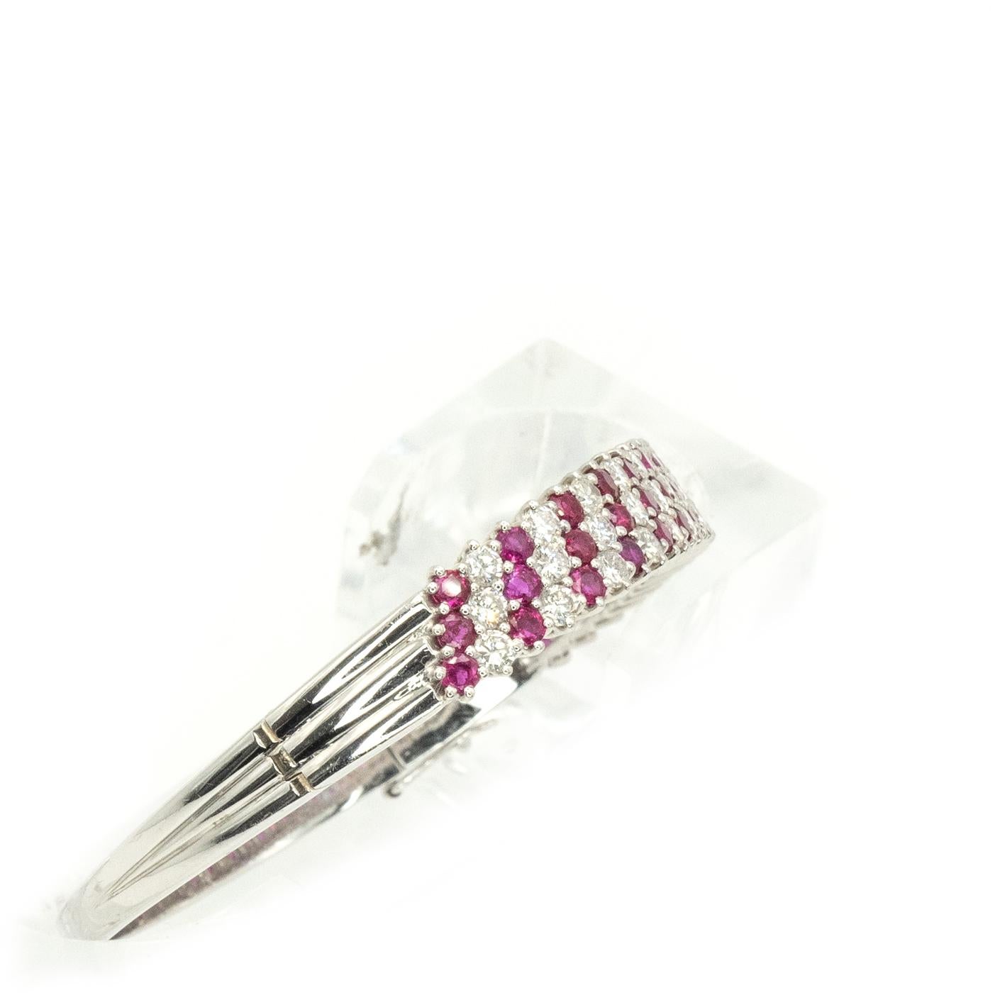 18K Weißgold Burma Rubin und Diamant Scharnier Armreif im Angebot 5