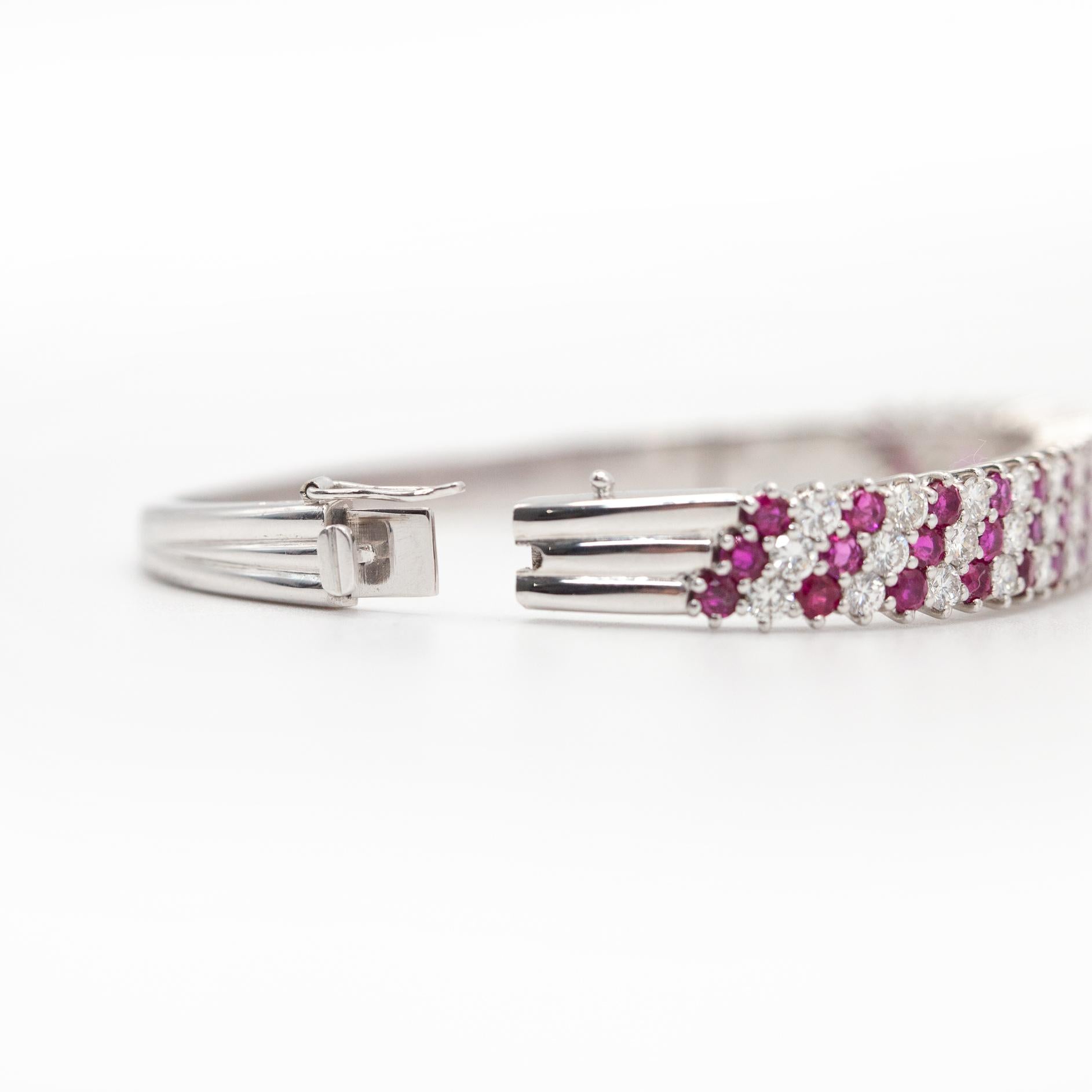 18K Weißgold Burma Rubin und Diamant Scharnier Armreif im Angebot 6