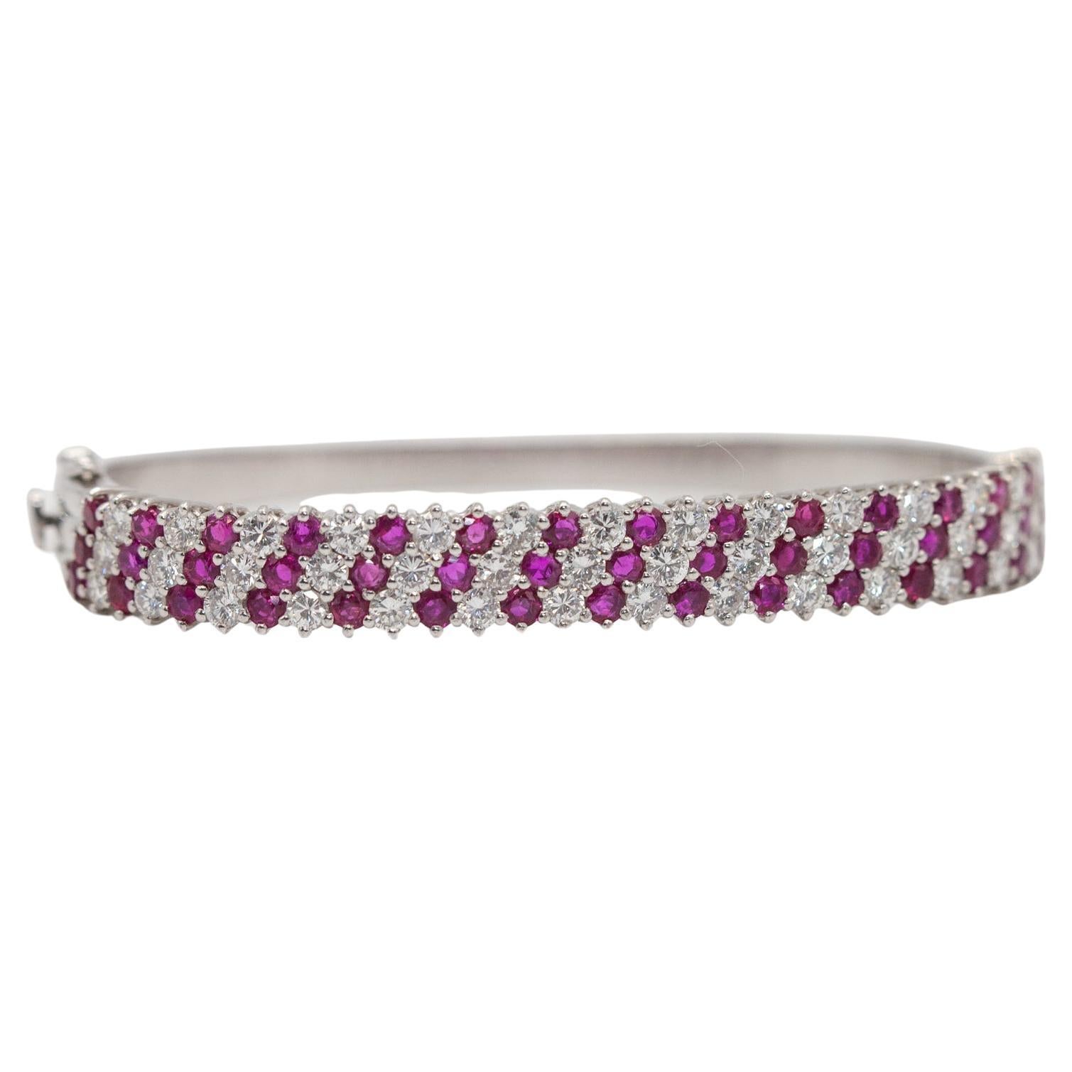 18K Weißgold Burma Rubin und Diamant Scharnier Armreif (Moderne) im Angebot