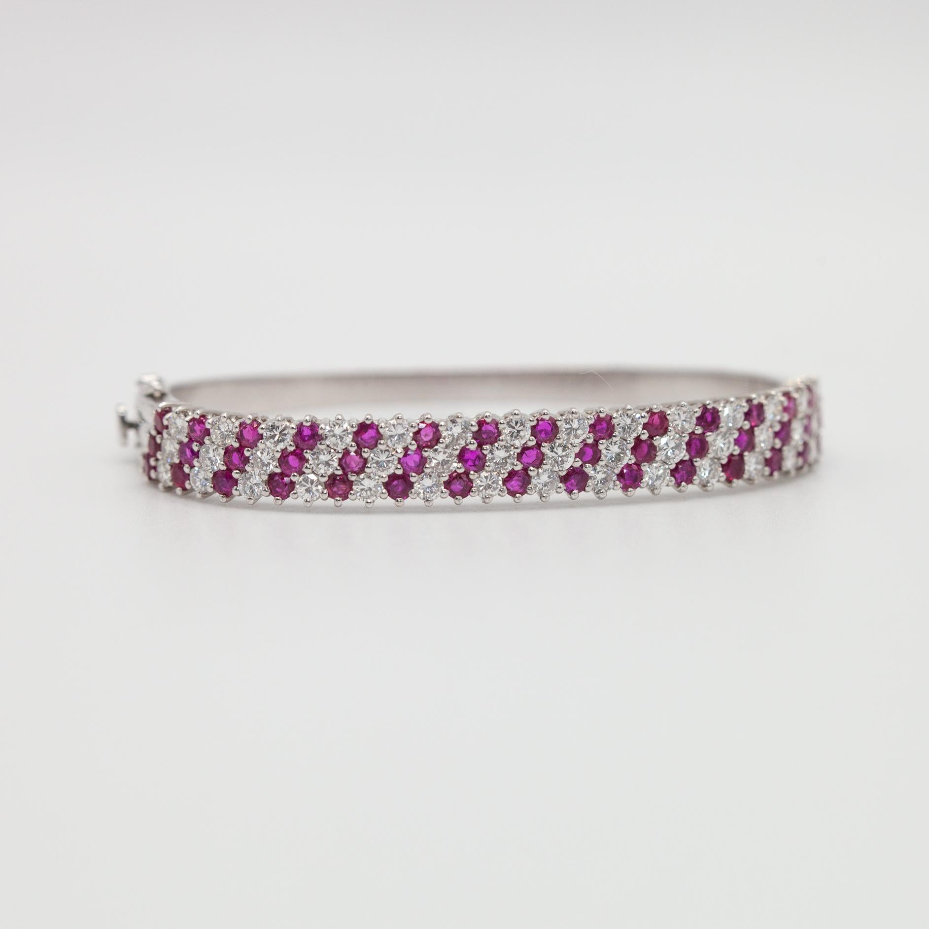 18K Weißgold Burma Rubin und Diamant Scharnier Armreif (Brillantschliff) im Angebot