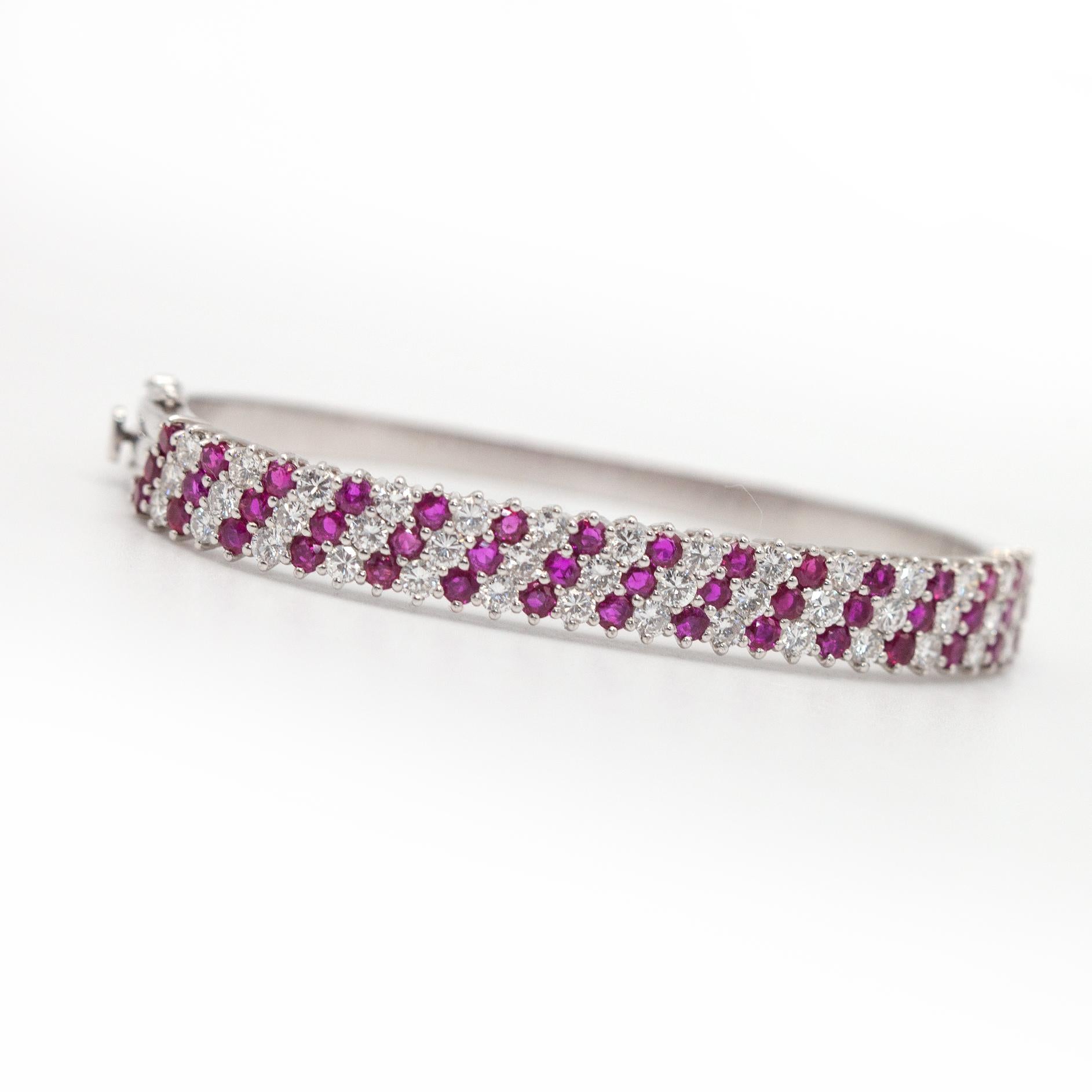 18K Weißgold Burma Rubin und Diamant Scharnier Armreif für Damen oder Herren im Angebot