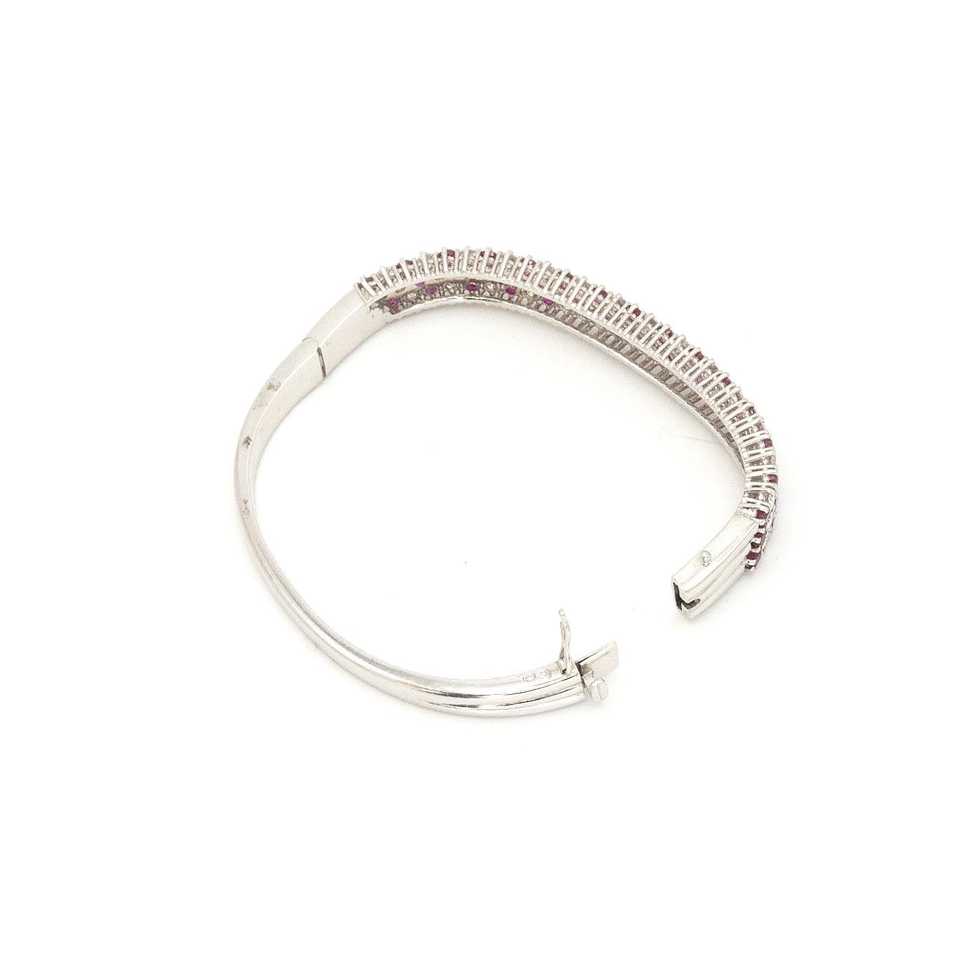 18K Weißgold Burma Rubin und Diamant Scharnier Armreif im Angebot 1