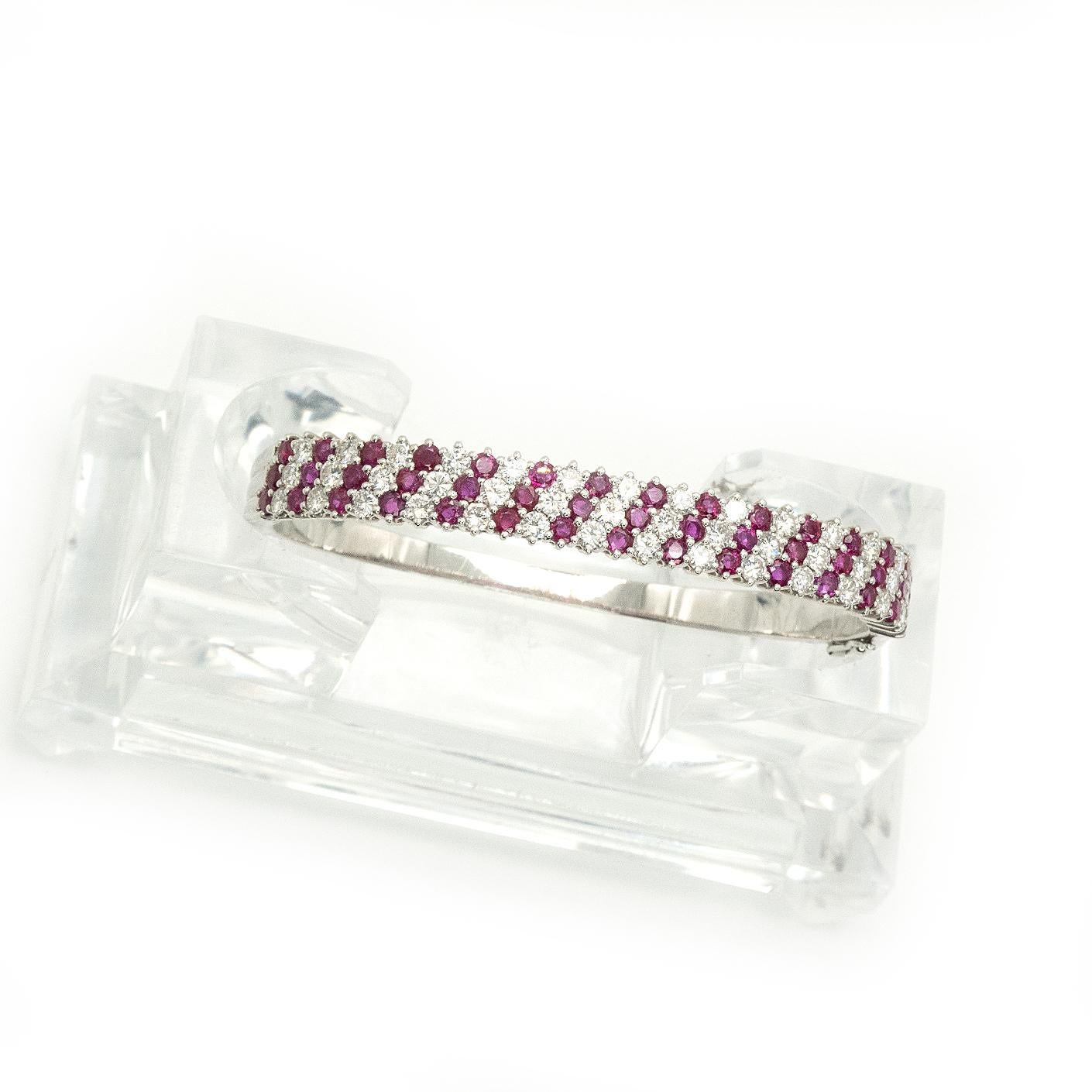 18K Weißgold Burma Rubin und Diamant Scharnier Armreif im Angebot 2