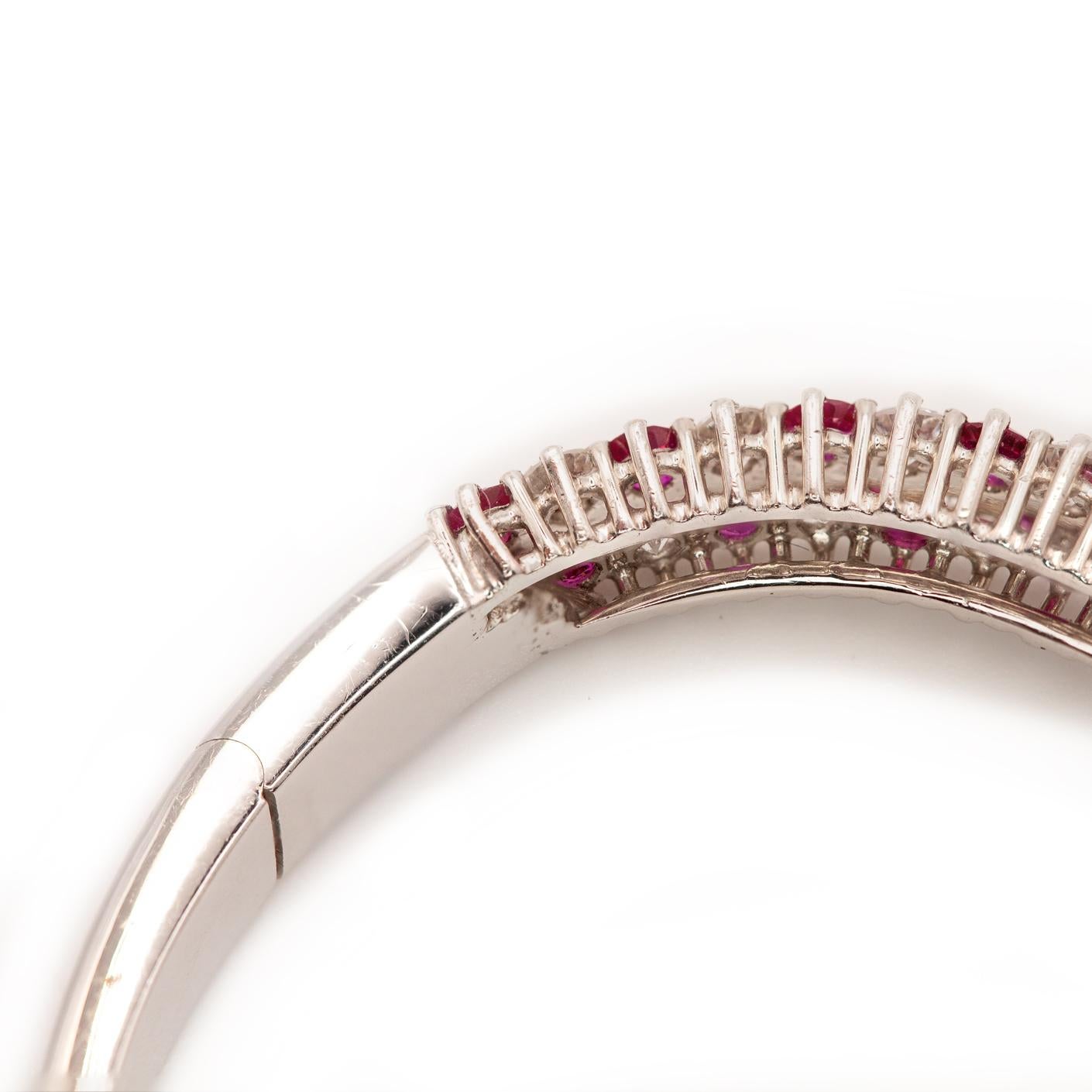 18K Weißgold Burma Rubin und Diamant Scharnier Armreif im Angebot 3
