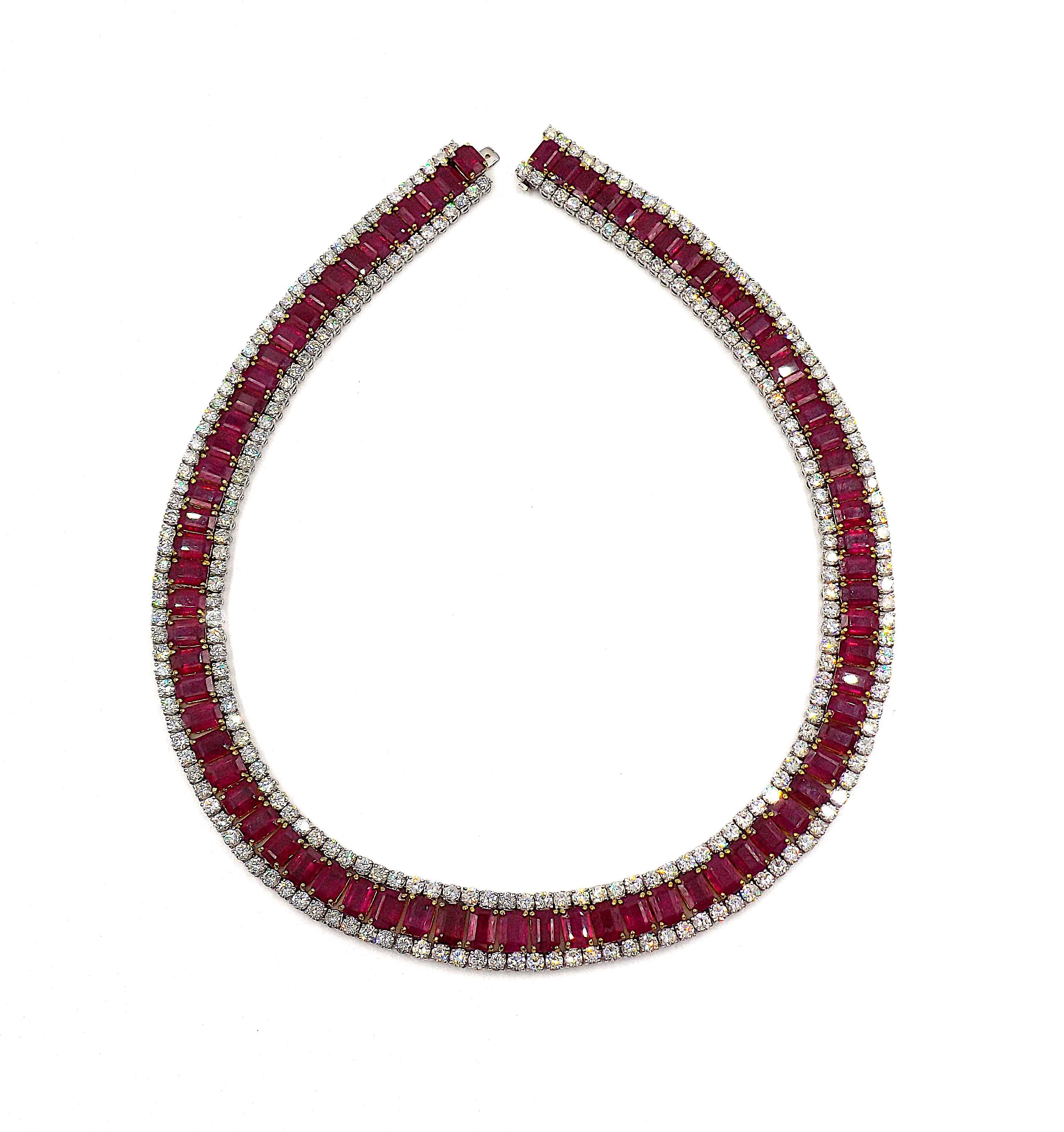 Ungefähr 263 Diamanten im Brillantschliff und ungefähr 79 Rubine im Rechteckschliff. Das Gesamtgewicht der Diamanten beträgt ca. 23,67ct, das Gesamtgewicht der Rubine ca. 90ct. Die Länge beträgt etwa 15,75 Zoll, das Gewicht etwa 104,4 Gramm.