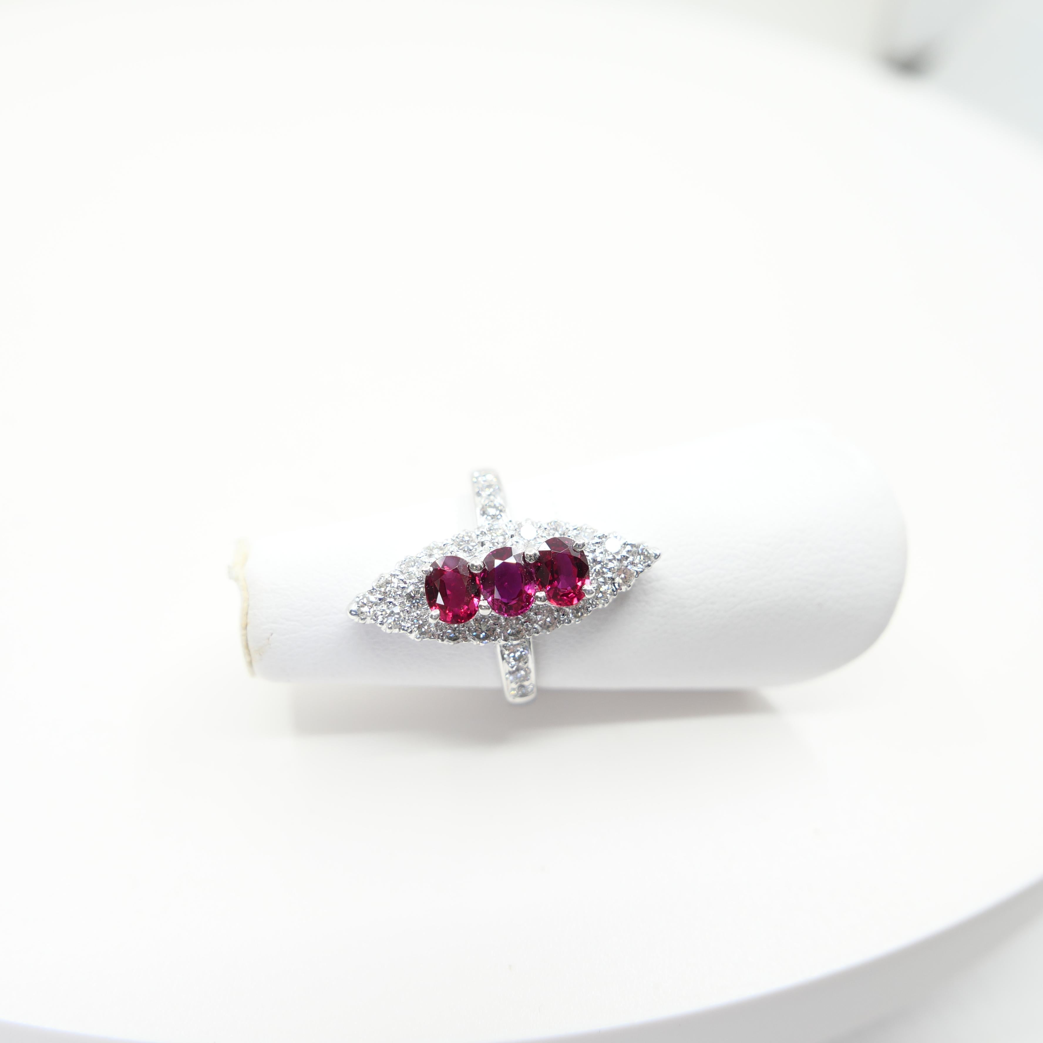 Bague de cocktail en or blanc 18 carats, rubis rouge vif et diamants, cristal de roche. en vente 4