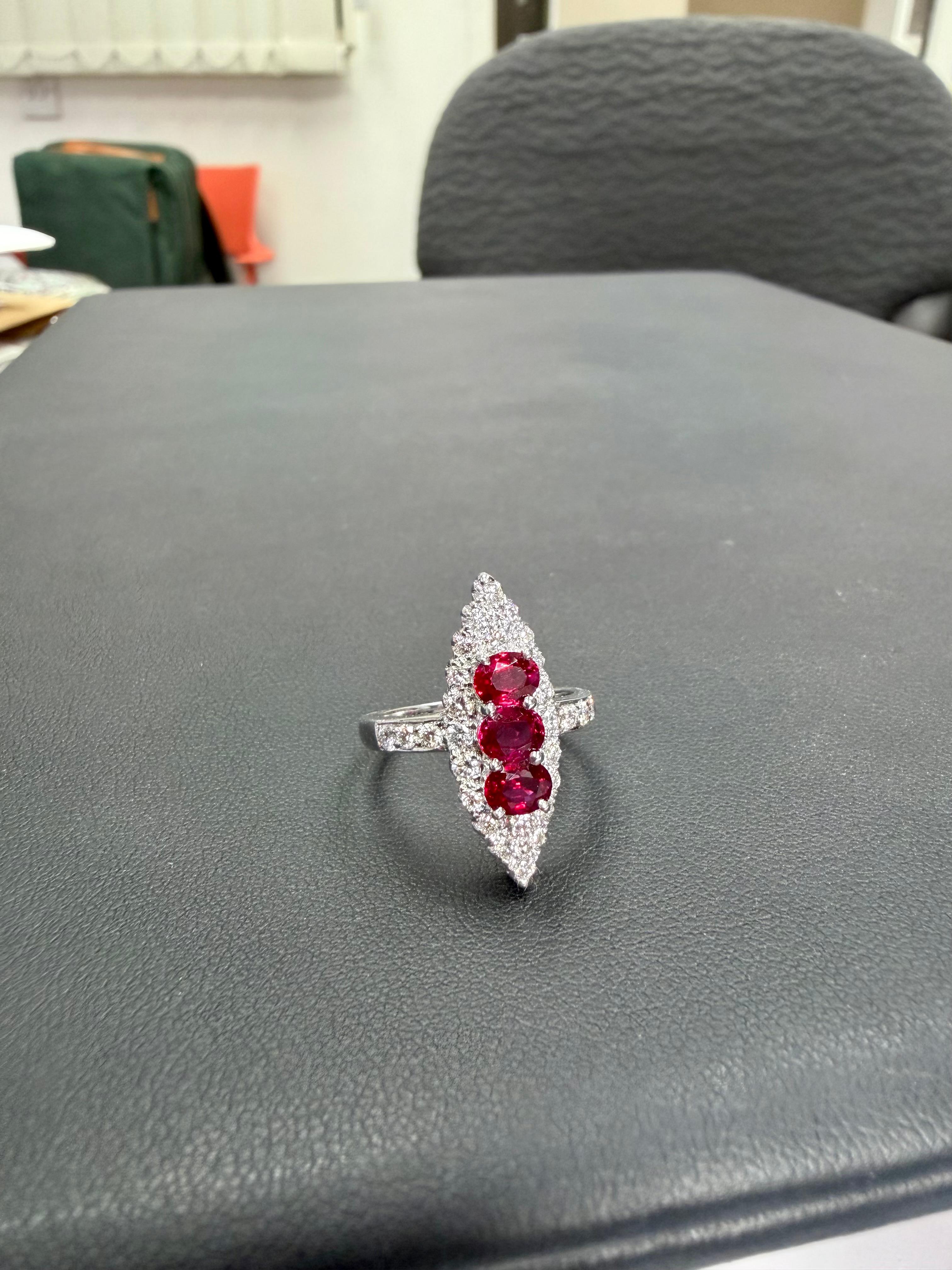 Bague de cocktail en or blanc 18 carats, rubis rouge vif et diamants, cristal de roche. en vente 5