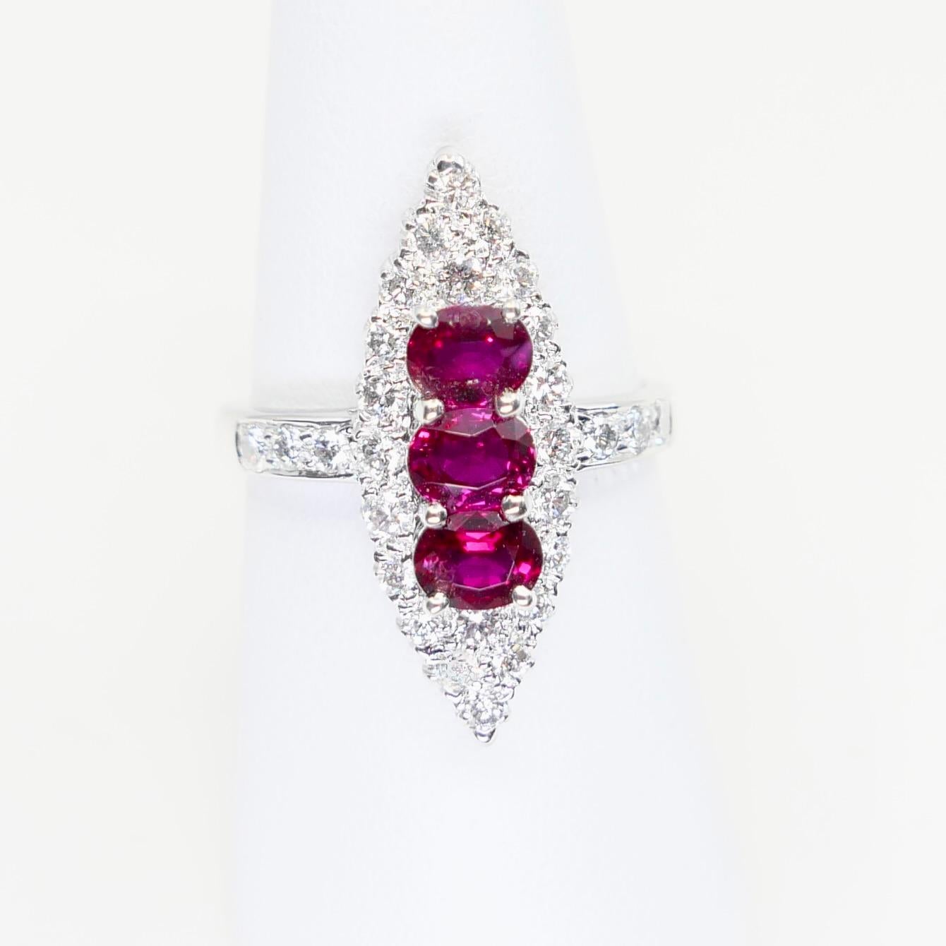 Bague de cocktail en or blanc 18 carats, rubis rouge vif et diamants, cristal de roche. en vente 6