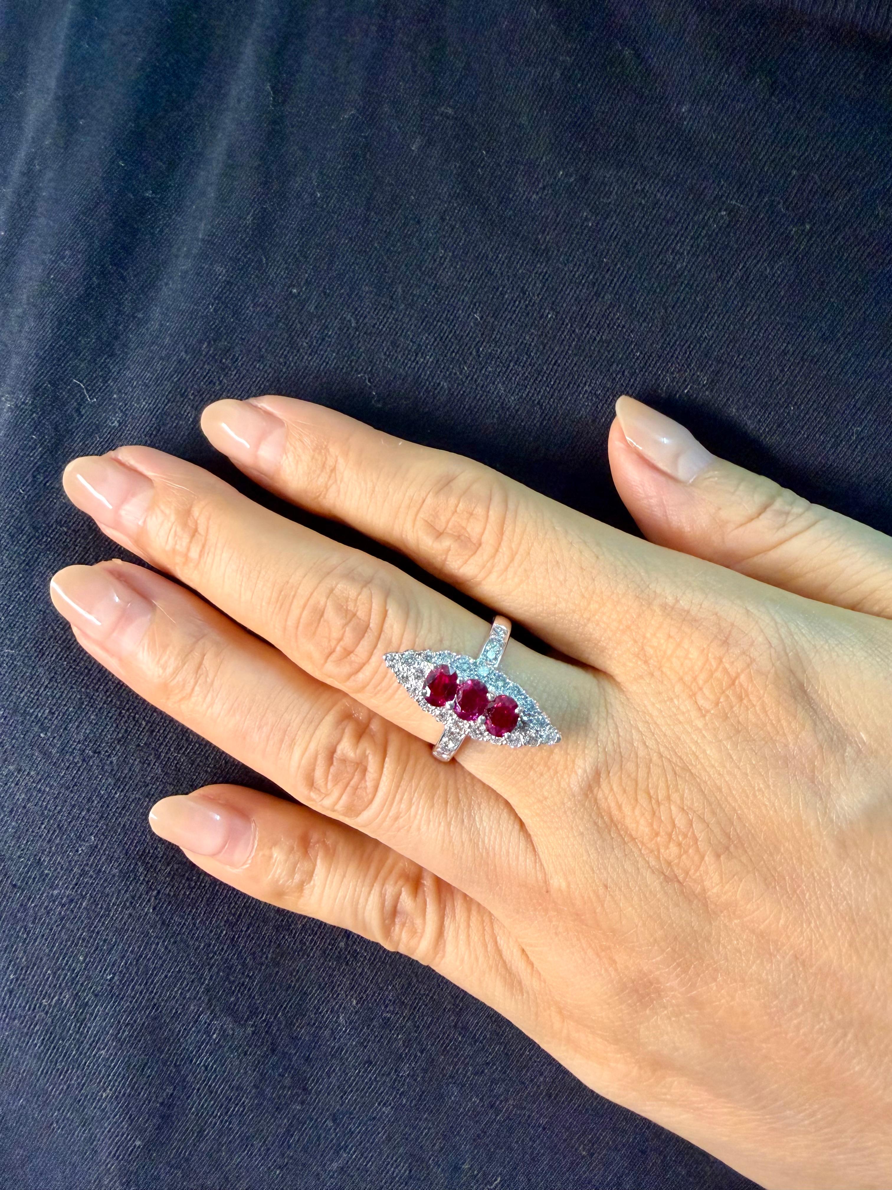 Bague de cocktail en or blanc 18 carats, rubis rouge vif et diamants, cristal de roche. en vente 7