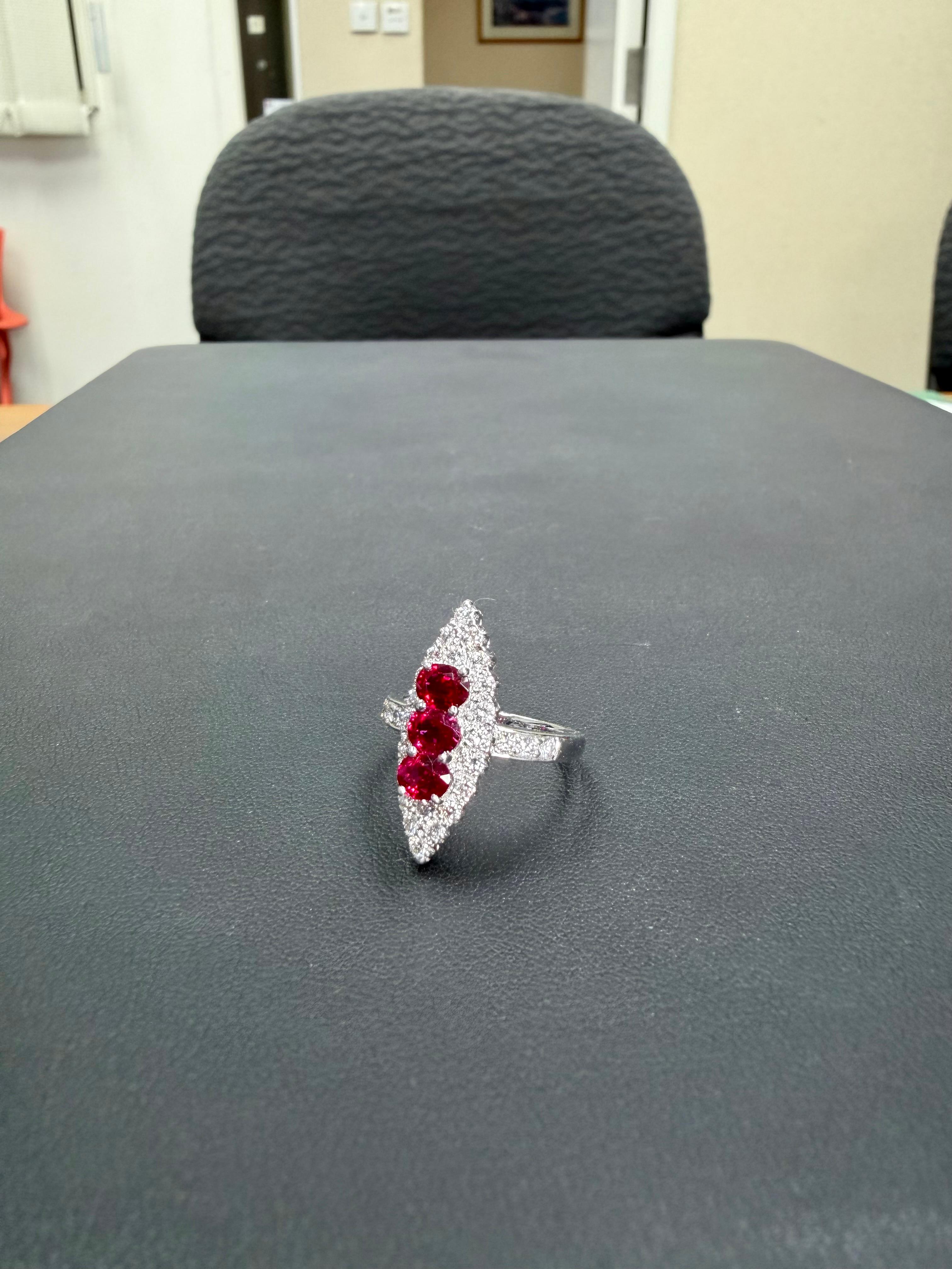 Bague de cocktail en or blanc 18 carats, rubis rouge vif et diamants, cristal de roche. en vente 8