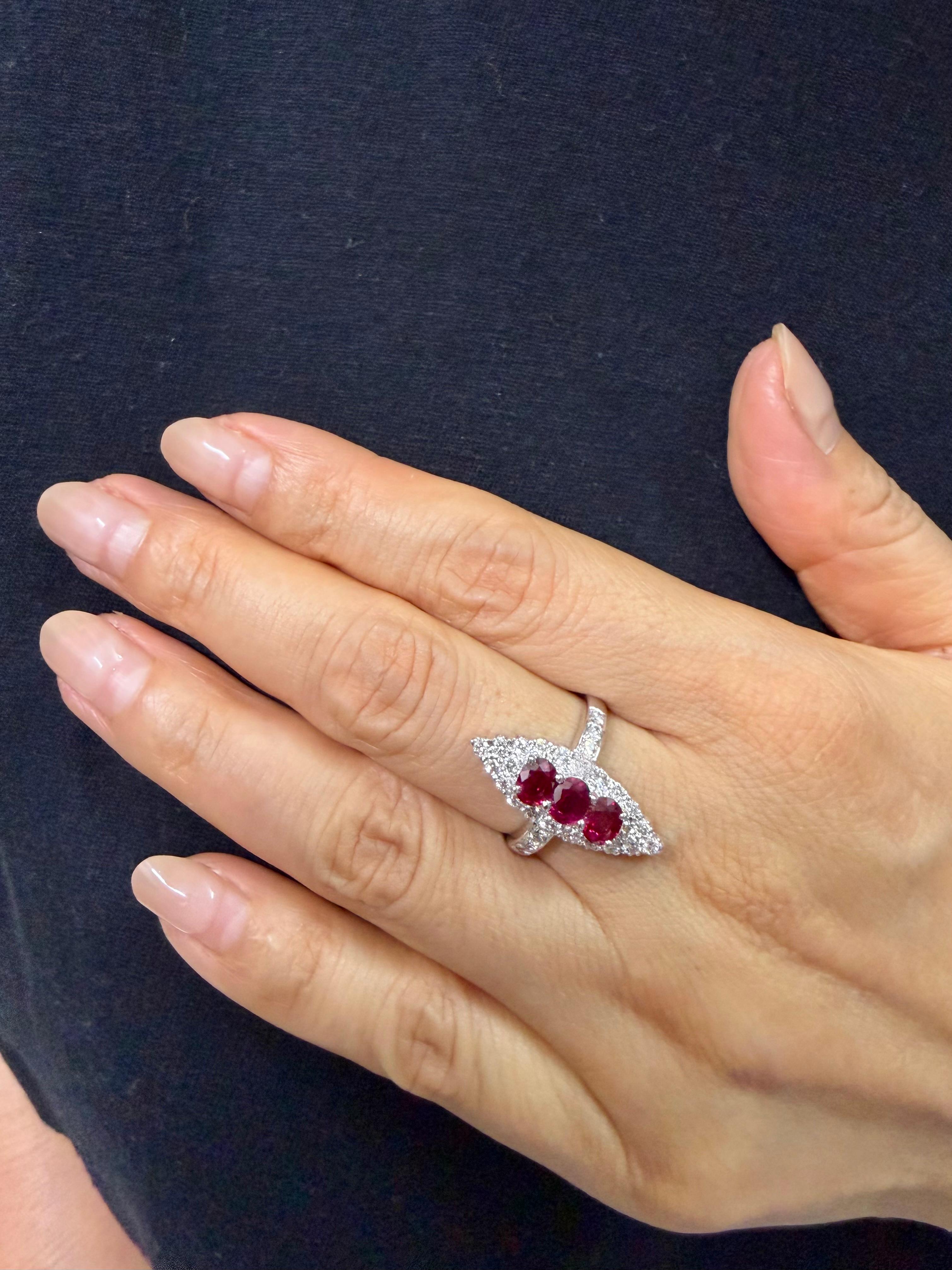 Bague de cocktail en or blanc 18 carats, rubis rouge vif et diamants, cristal de roche. en vente 9