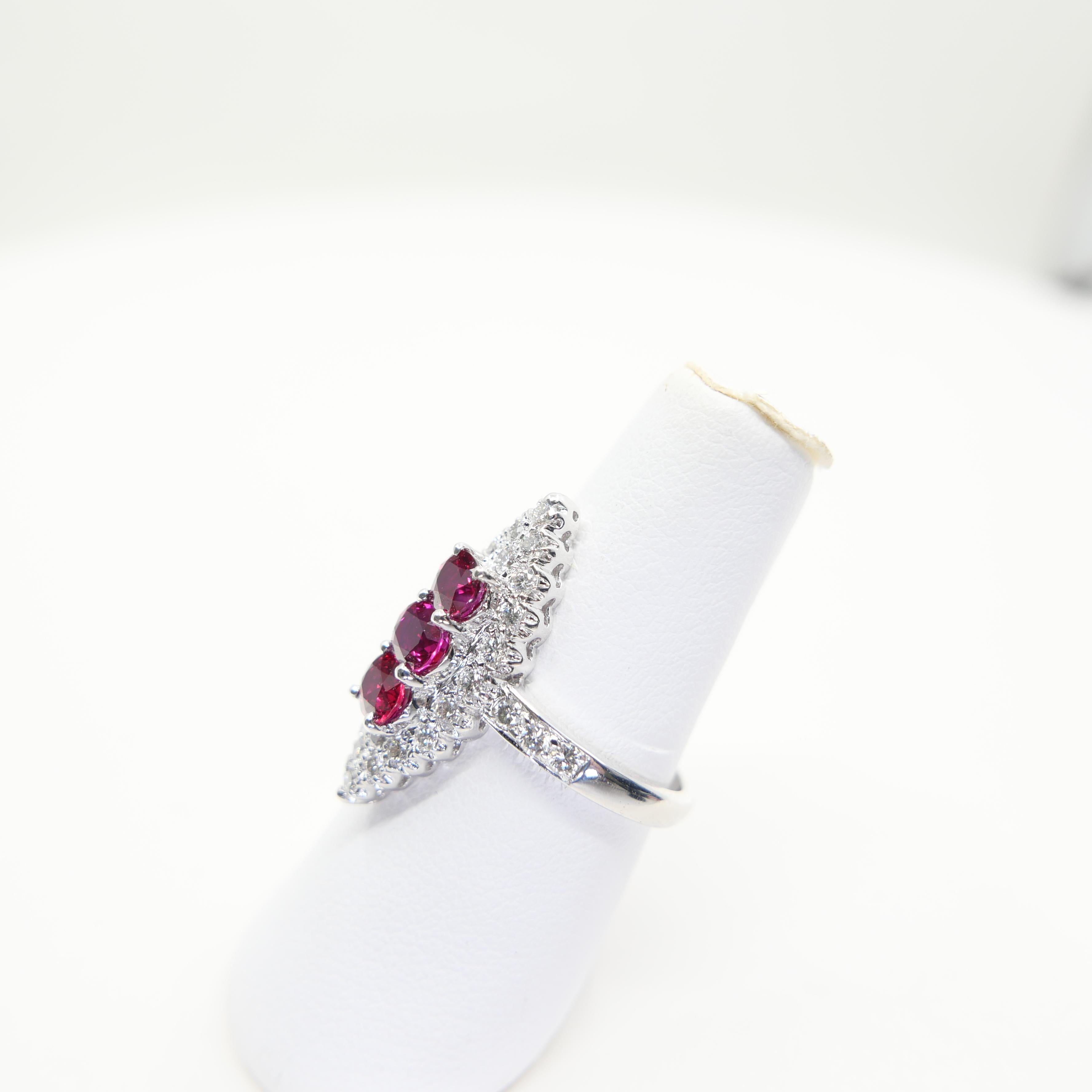 Bague de cocktail en or blanc 18 carats, rubis rouge vif et diamants, cristal de roche. en vente 10