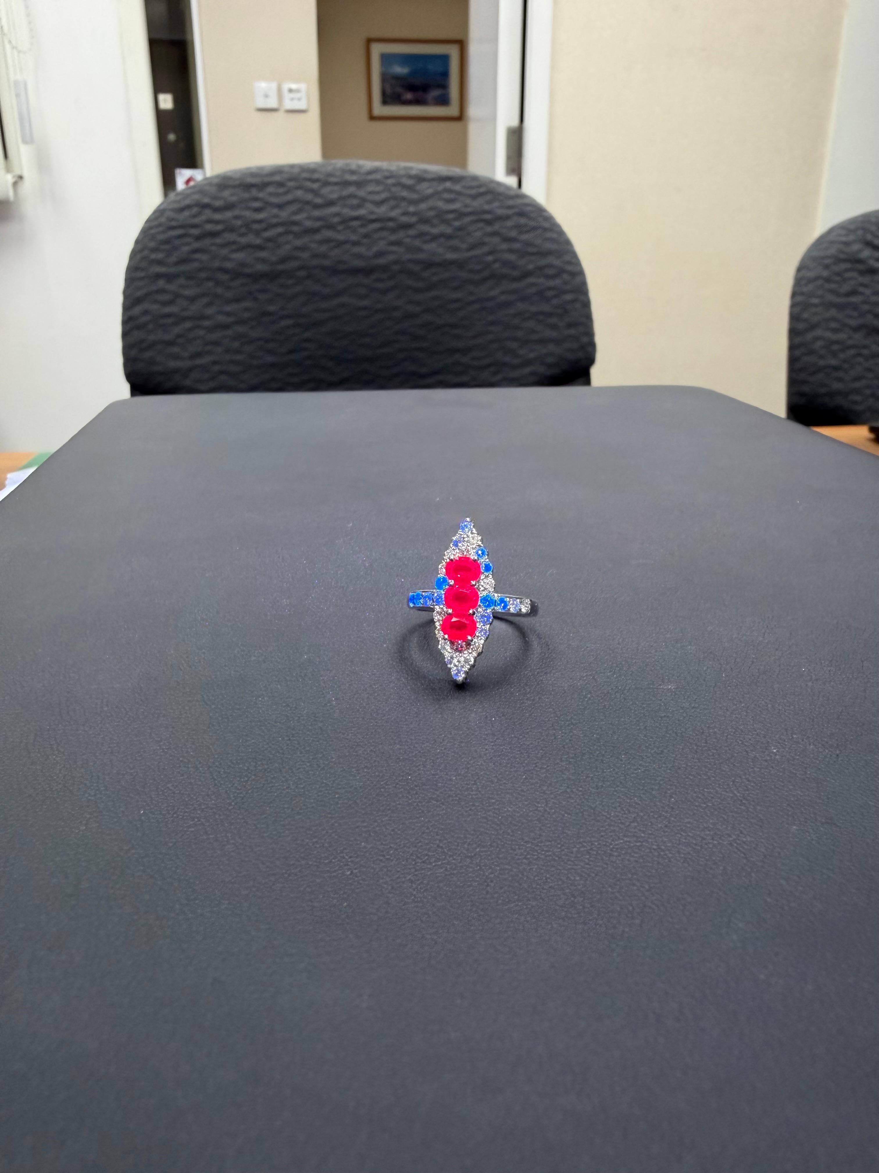 Bague de cocktail en or blanc 18 carats, rubis rouge vif et diamants, cristal de roche. en vente 11