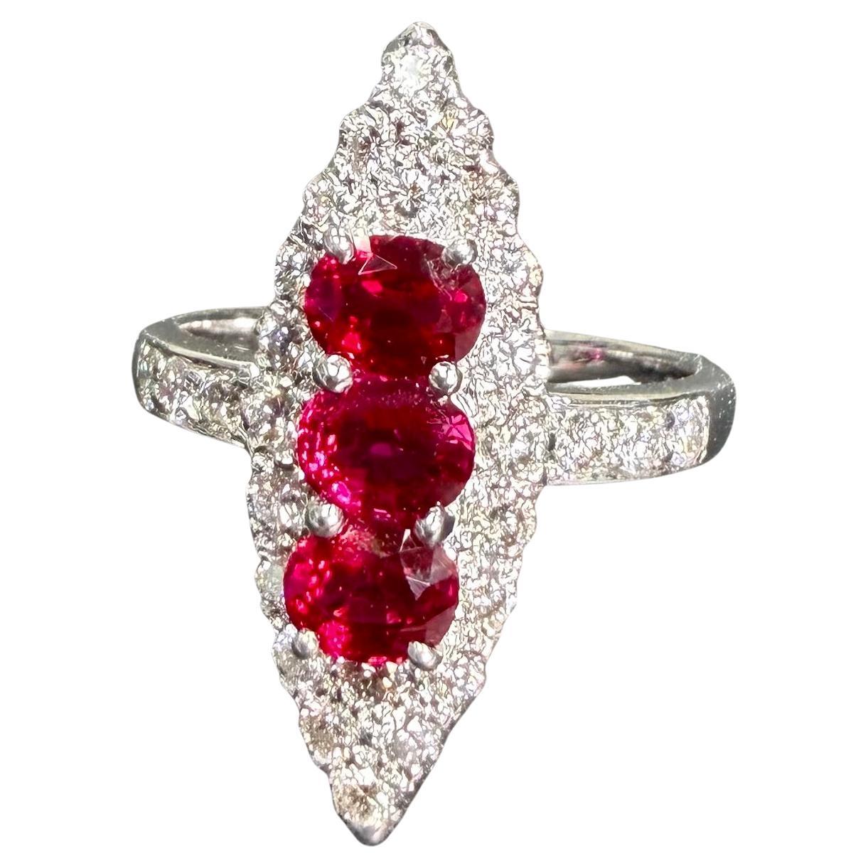 Bague de cocktail en or blanc 18 carats, rubis rouge vif et diamants, cristal de roche. en vente 13