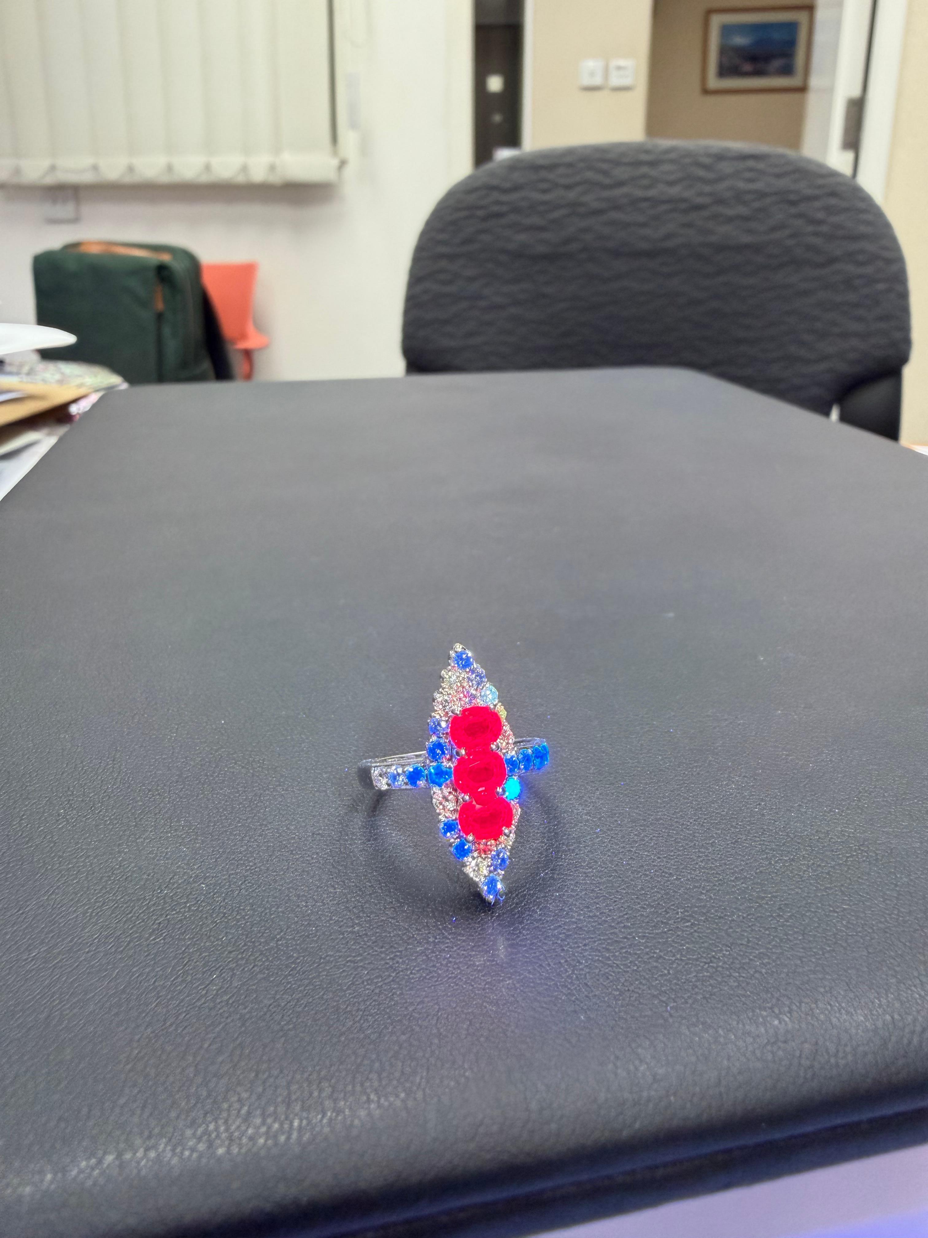 Contemporain Bague de cocktail en or blanc 18 carats, rubis rouge vif et diamants, cristal de roche. en vente