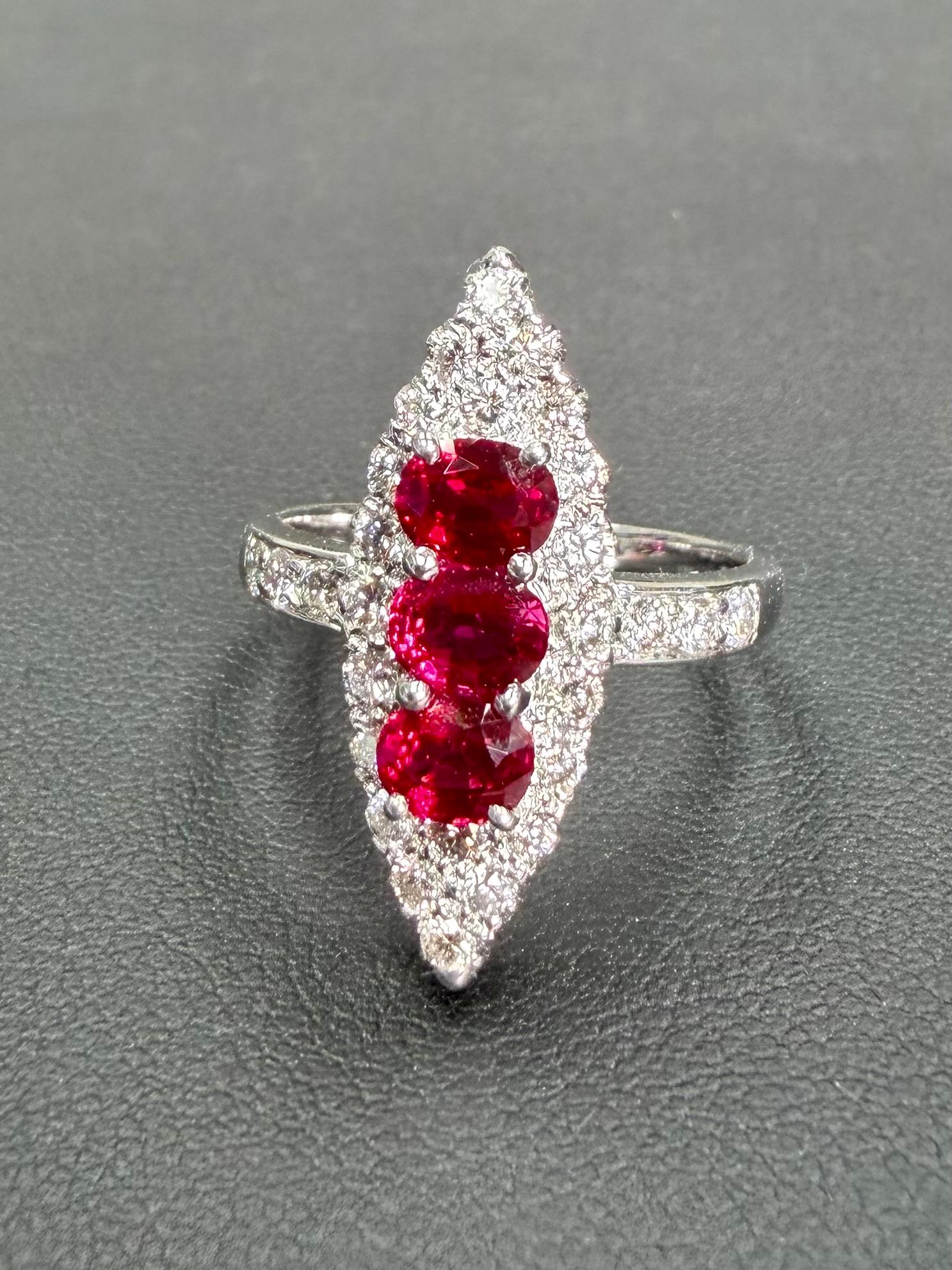 Taille ovale Bague de cocktail en or blanc 18 carats, rubis rouge vif et diamants, cristal de roche. en vente