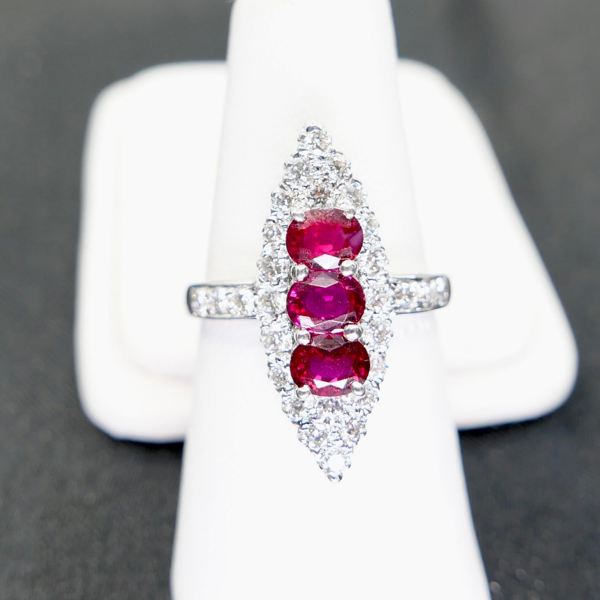 Bague de cocktail en or blanc 18 carats, rubis rouge vif et diamants, cristal de roche. Neuf - En vente à Hong Kong, HK