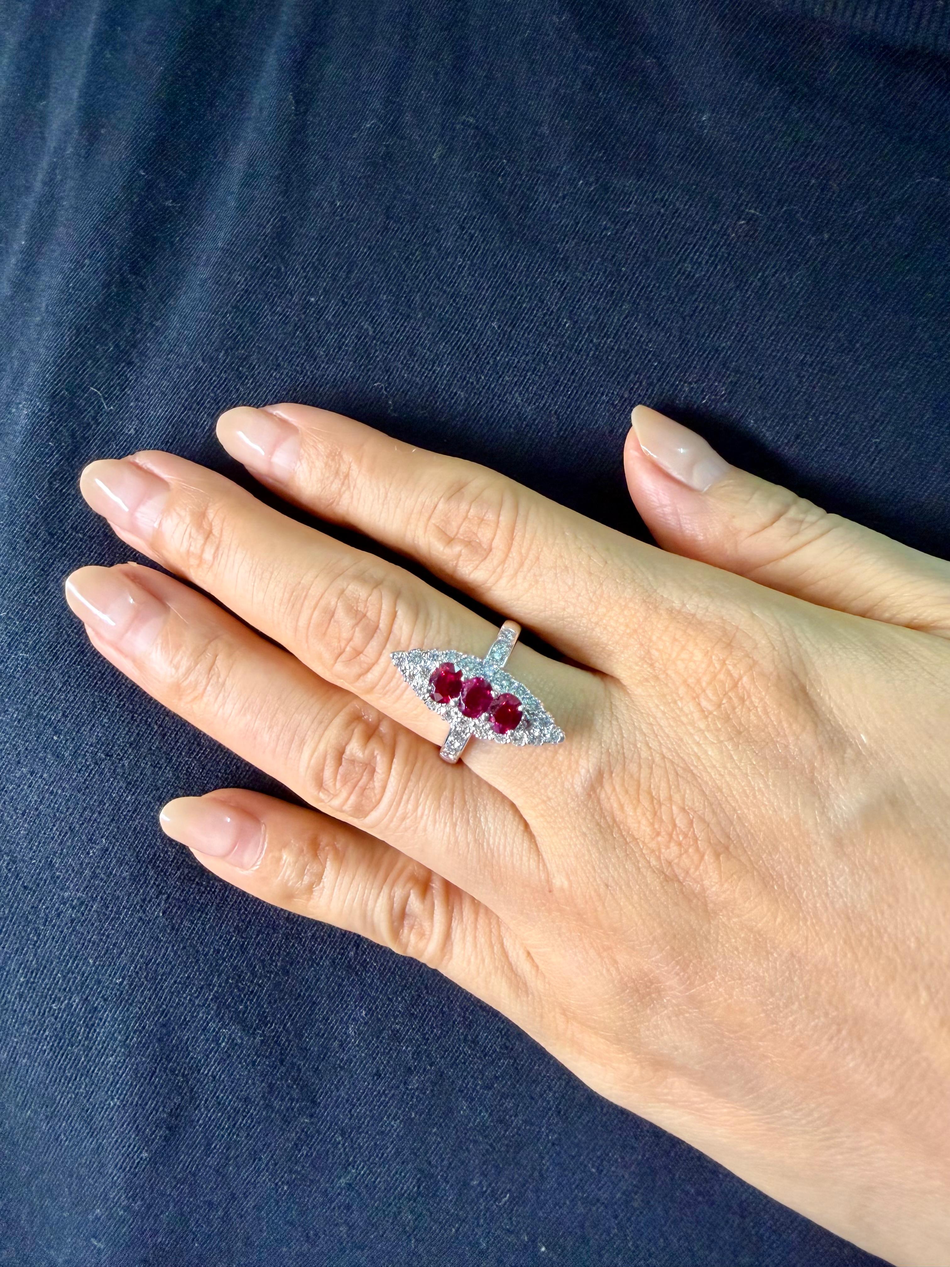 Bague de cocktail en or blanc 18 carats, rubis rouge vif et diamants, cristal de roche. en vente 1