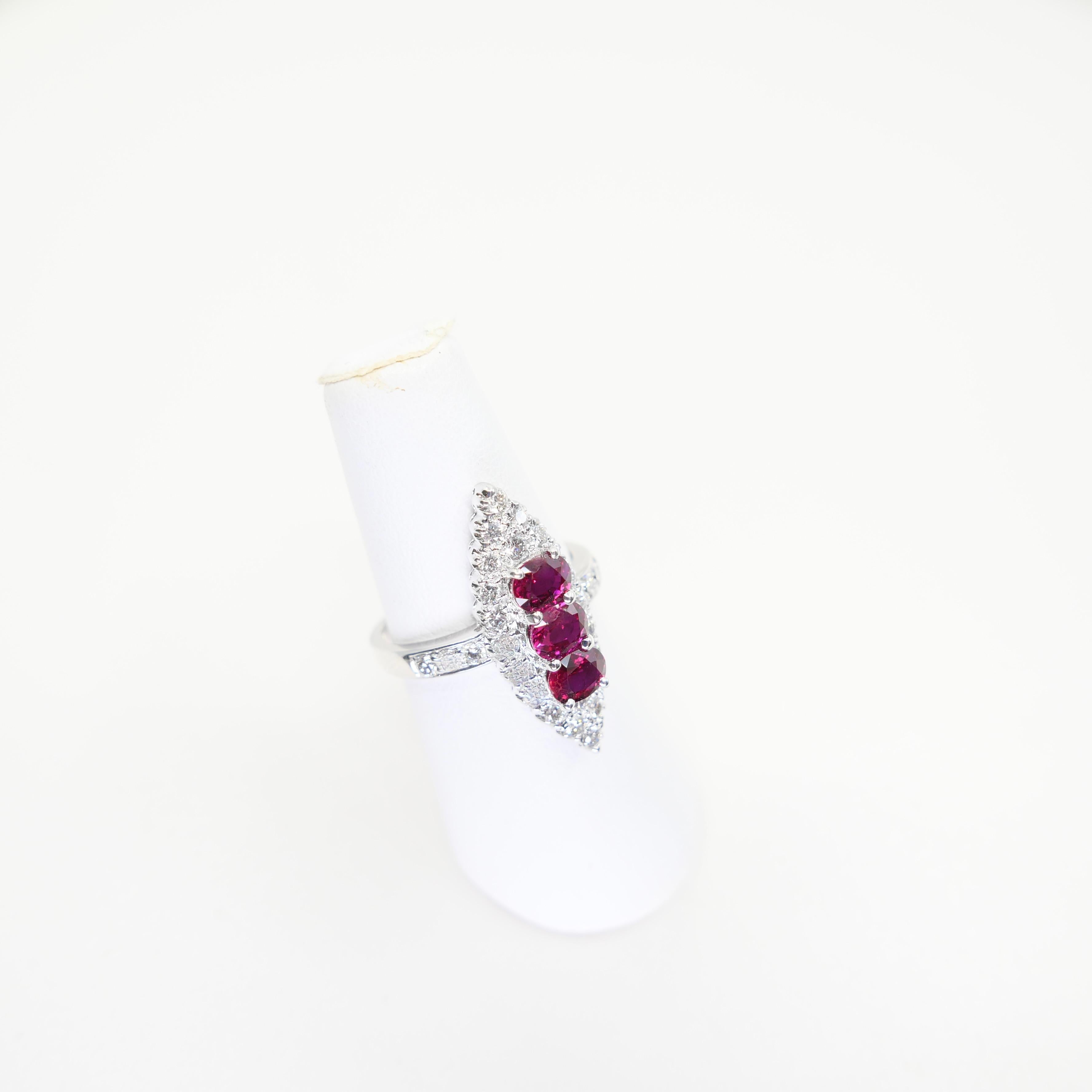 Bague de cocktail en or blanc 18 carats, rubis rouge vif et diamants, cristal de roche. en vente 2