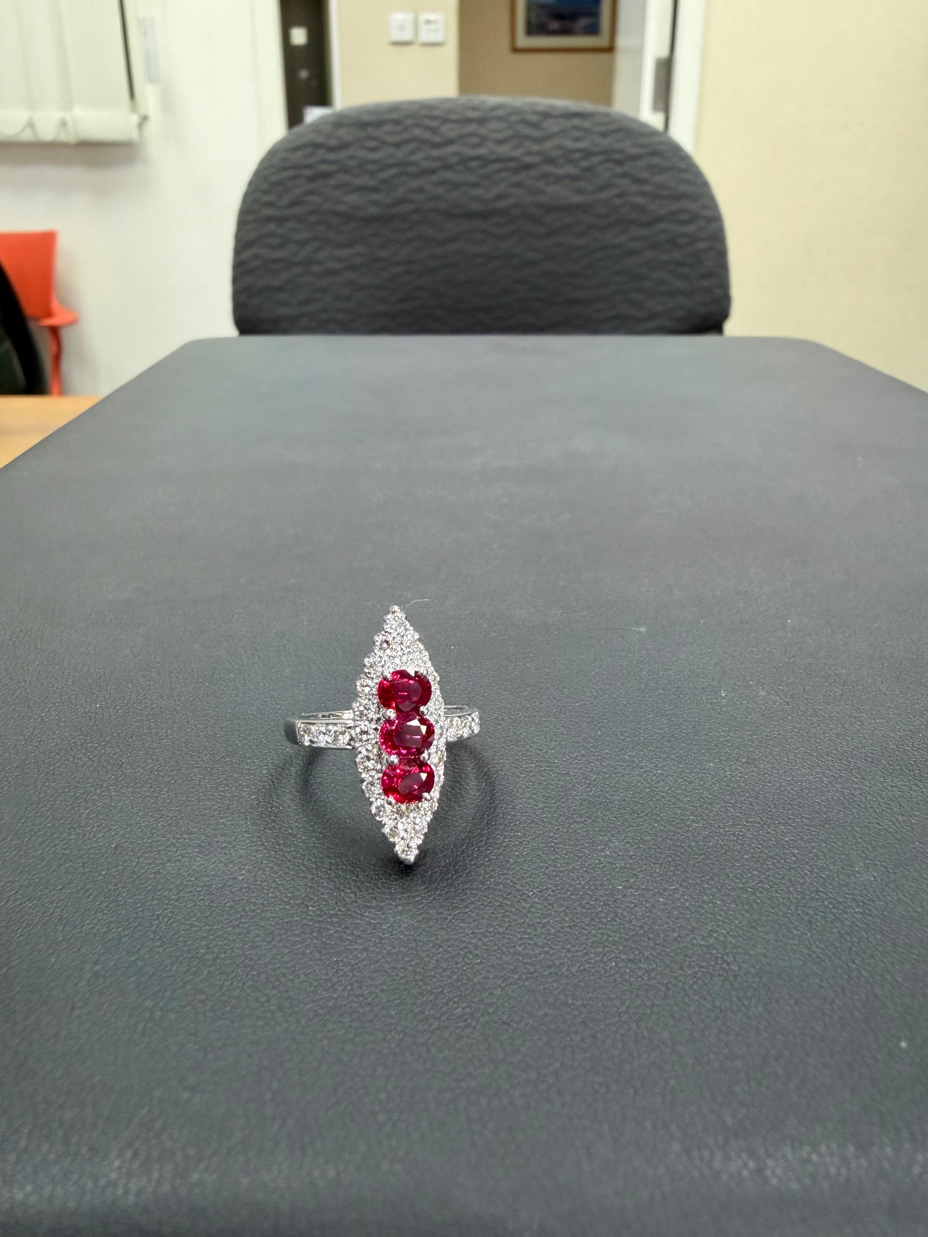 Bague de cocktail en or blanc 18 carats, rubis rouge vif et diamants, cristal de roche. en vente 3